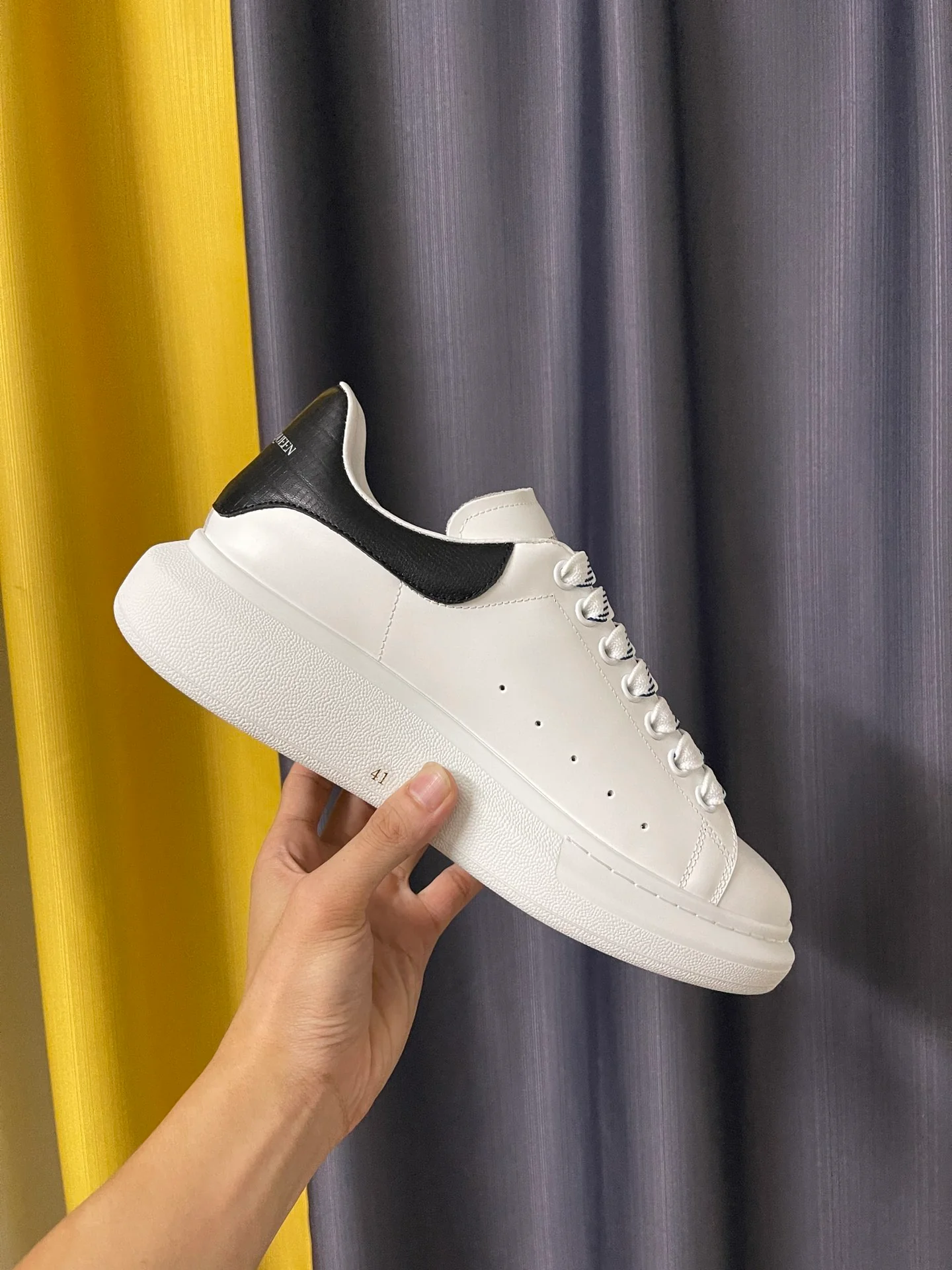 Классические белые кроссовки McQueen - унисекс - с черной кожаной отделкой под кожу ящерицы