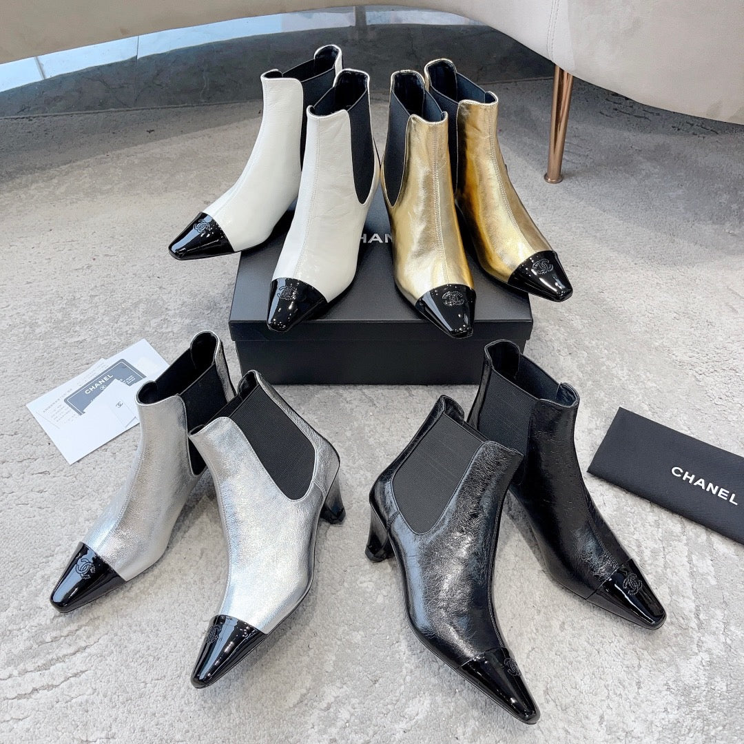 Новинка сезона ?Ранняя осень 2023? от Chanel — ботильоны ?Челси? на низком каблуке — черные.