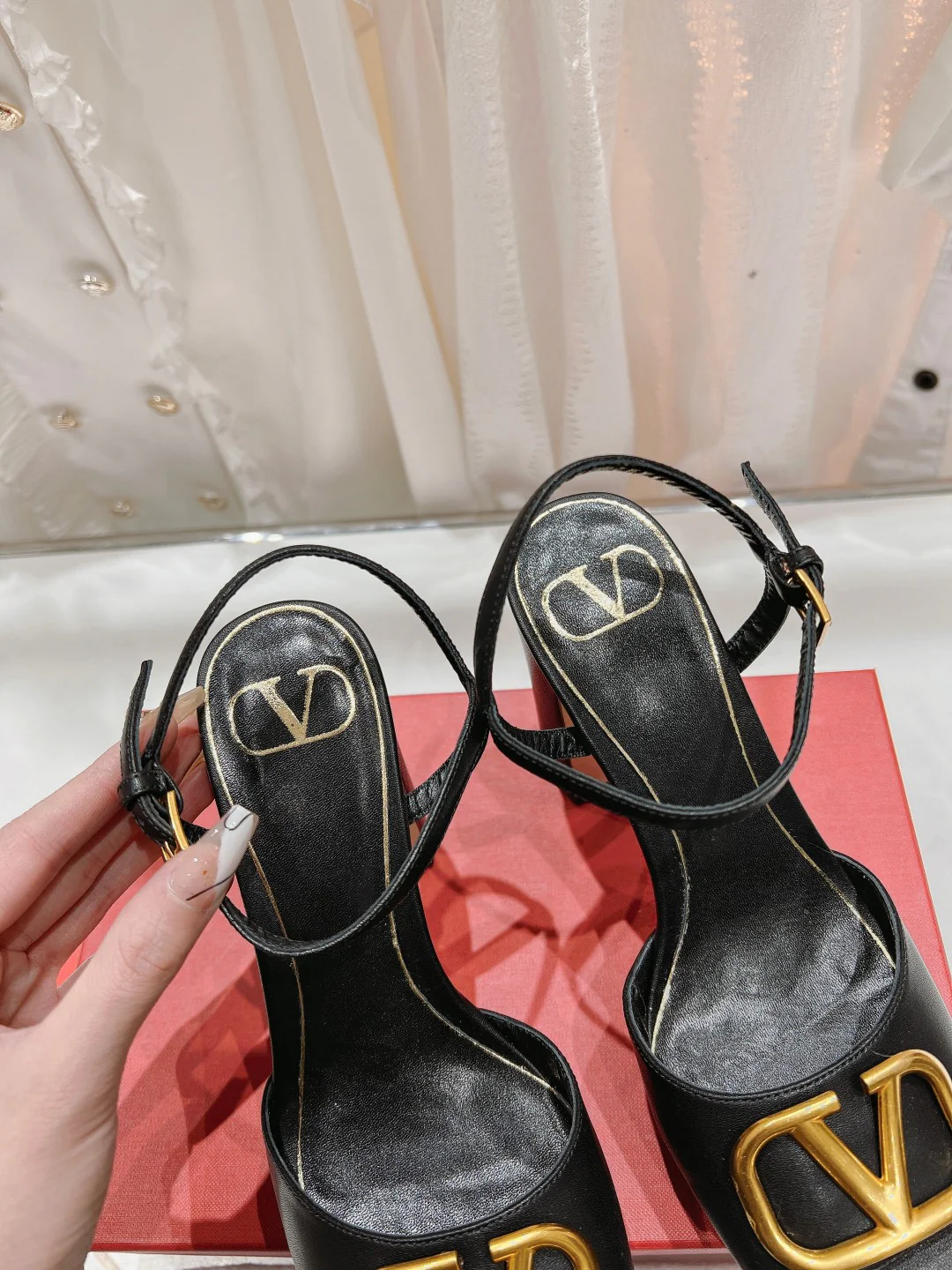 Новинка лета 2023 от Valentino - Босоножки на каблуке с задником - Черные