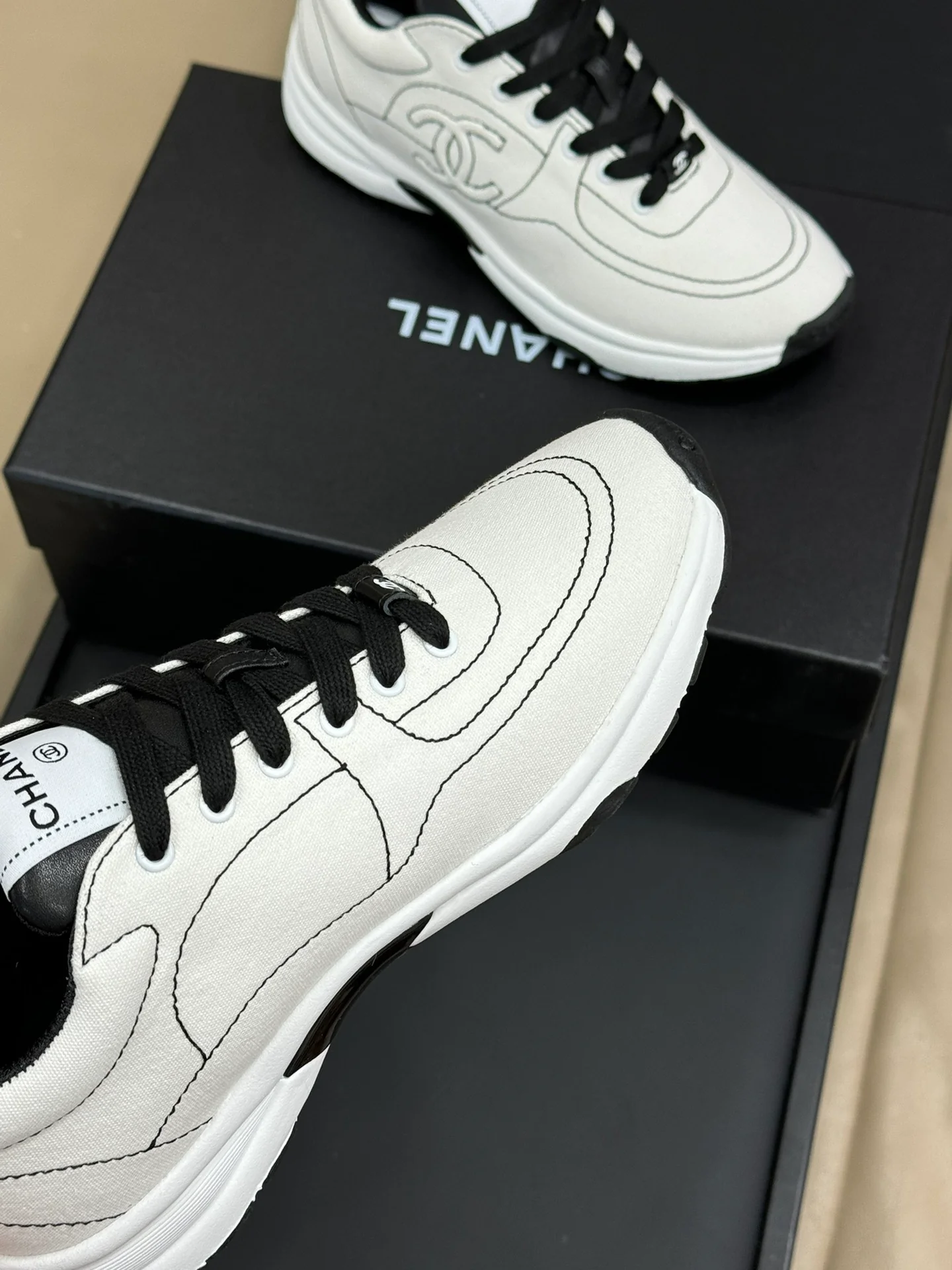 Кроссовки Chanel 2024 в мультяшном стиле - белые