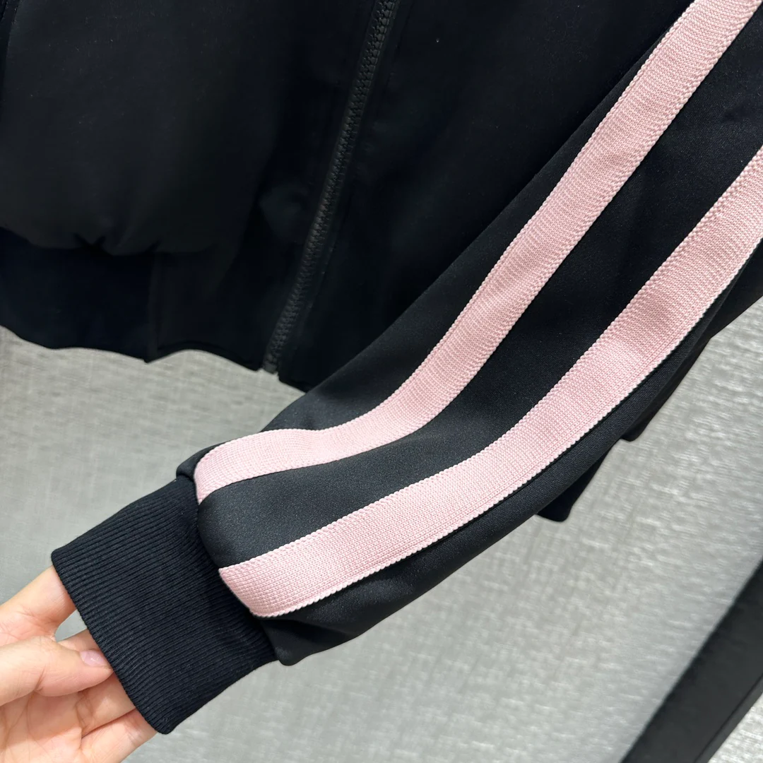 Celine - 2403 - 24 Новинка ранней весны Костюм в стиле преппи с розовой полосатой отделкой, черный