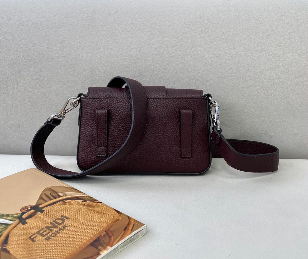 Маленькая кожаная сумка Fendi Baguette бордового цвета