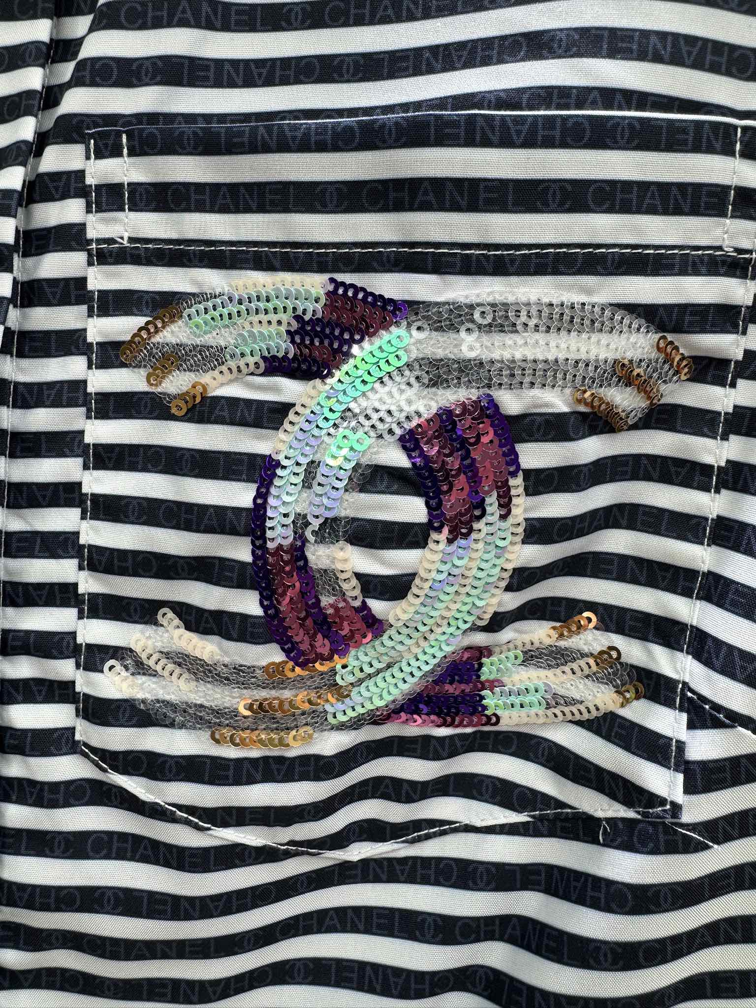 Платье Chanel 2403 с воротником, украшенным множеством пайеток, и короткими рукавами - синее.