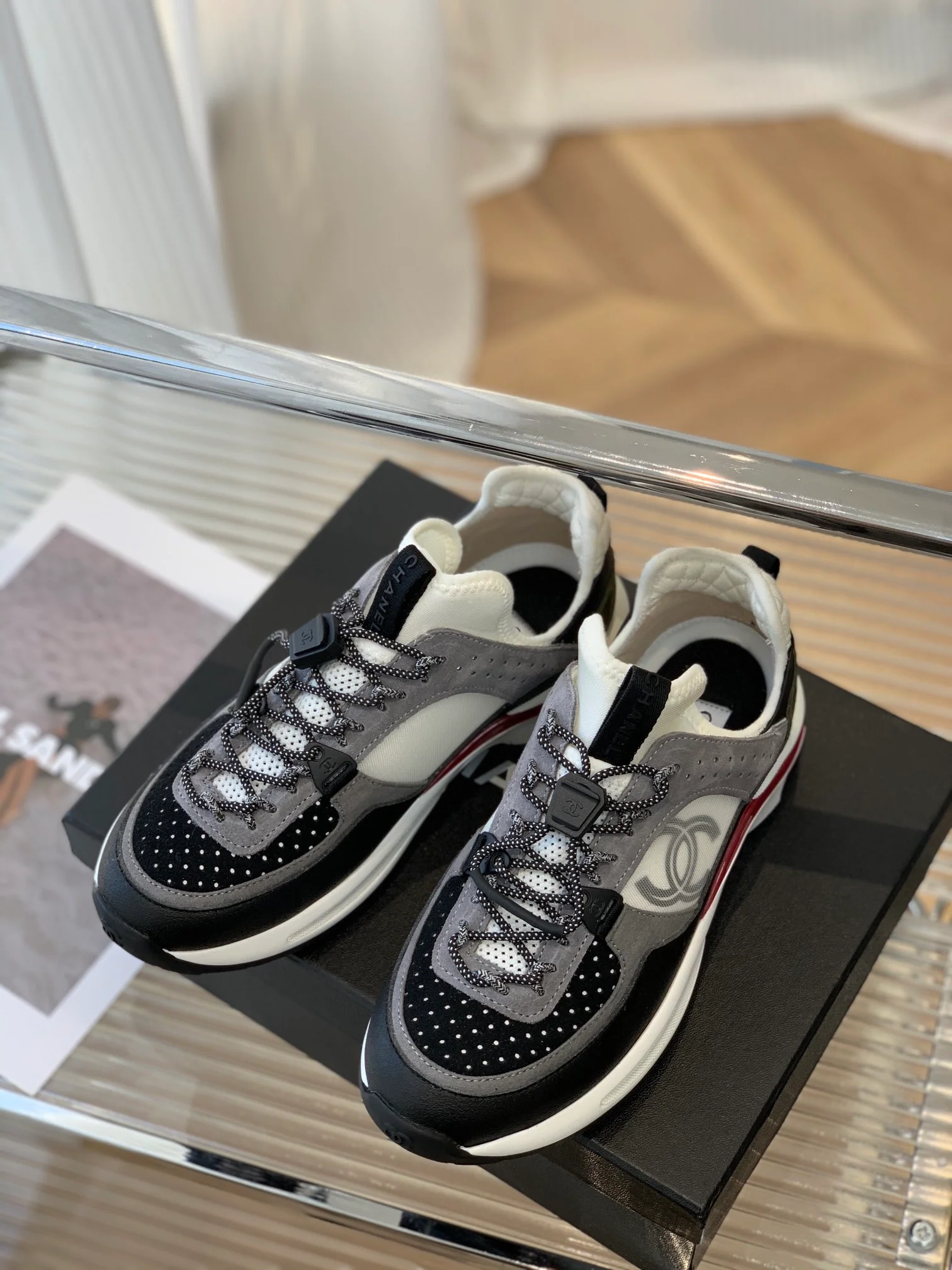 Chanel - Повседневные кроссовки - Черно-серые