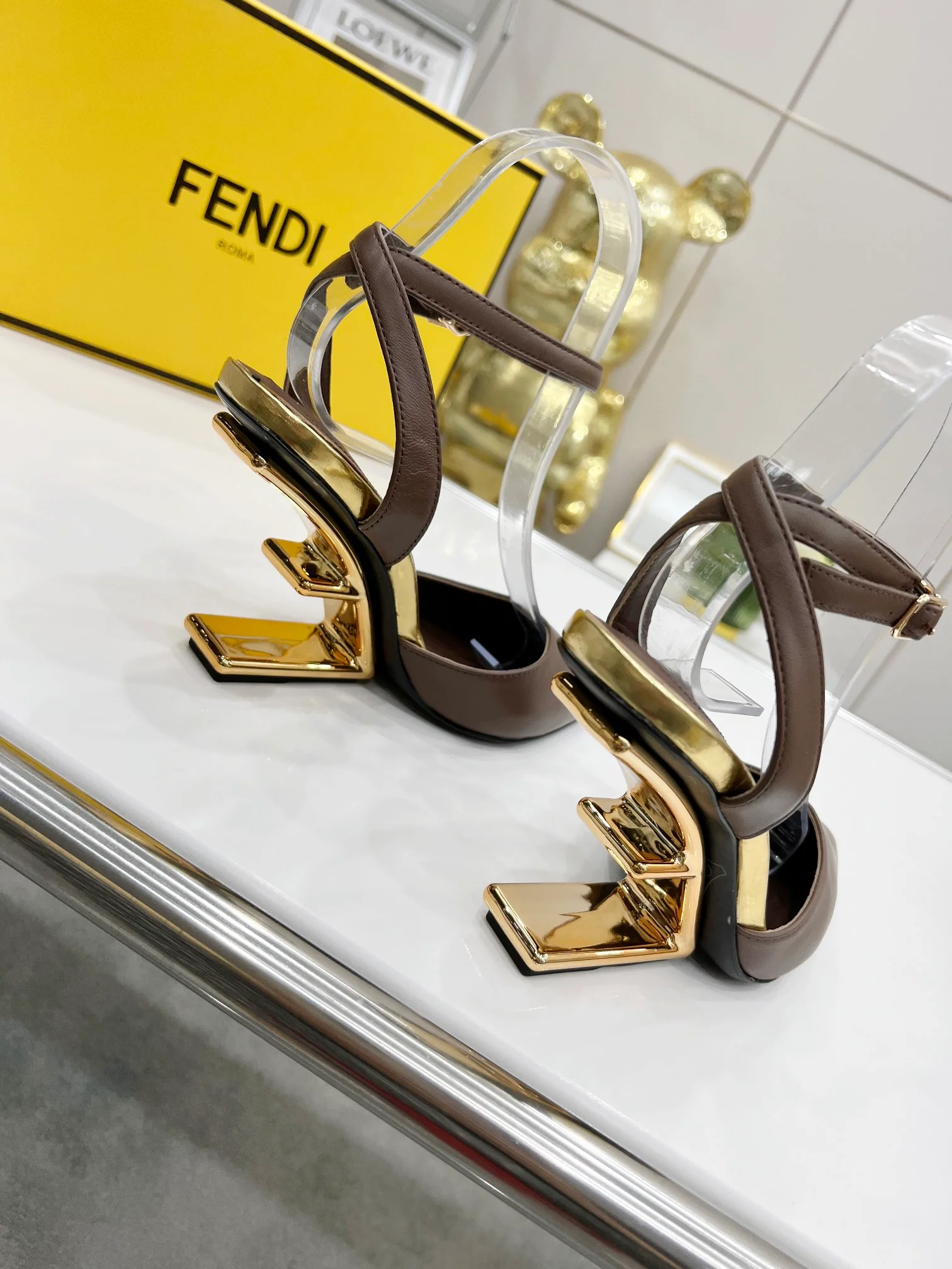 Fendi - Стильные туфли на высоком каблуке F-образной формы - Коричневые