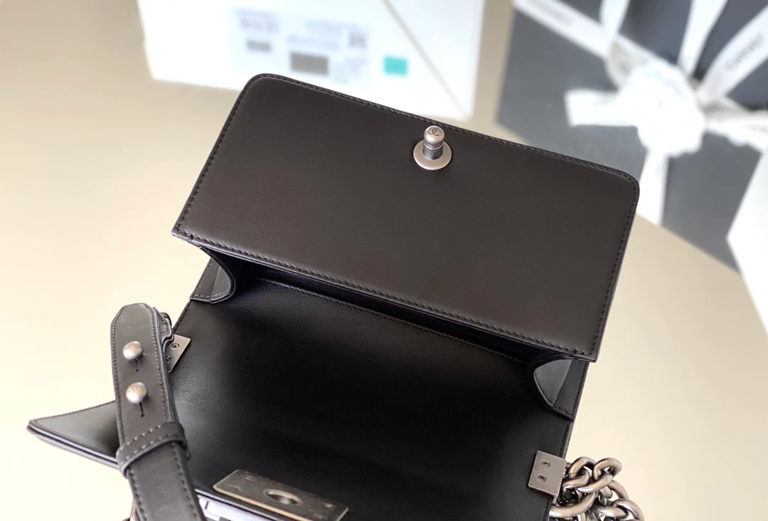 Мини-сумка Chanel Le Boy из черной телячьей кожи с винтажной серебряной пряжкой.