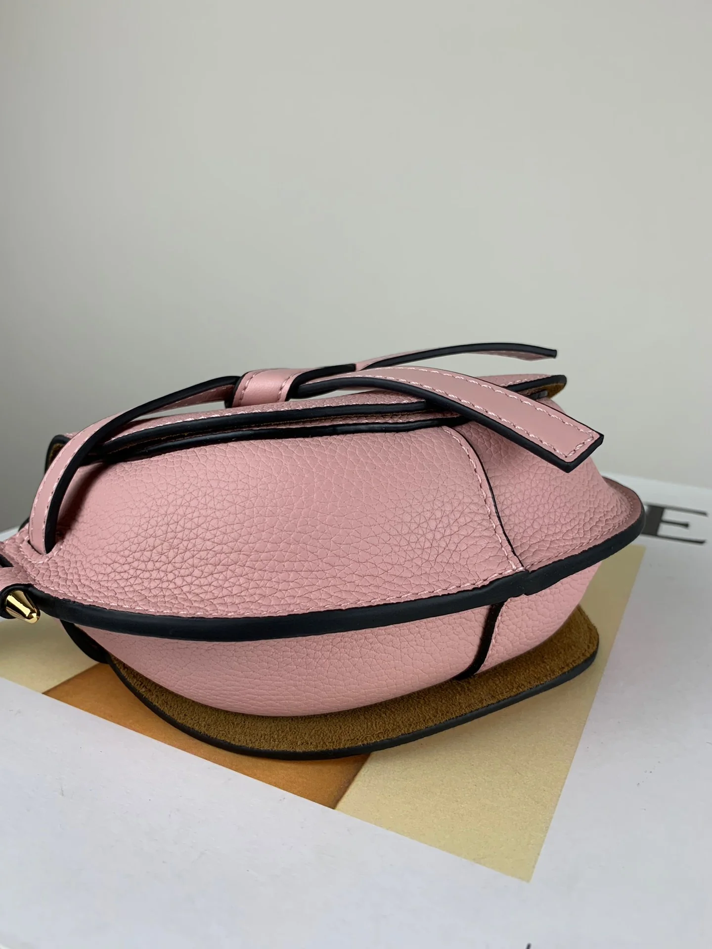 Loewe-gate-mini-21x12-5x9-5-cm-1