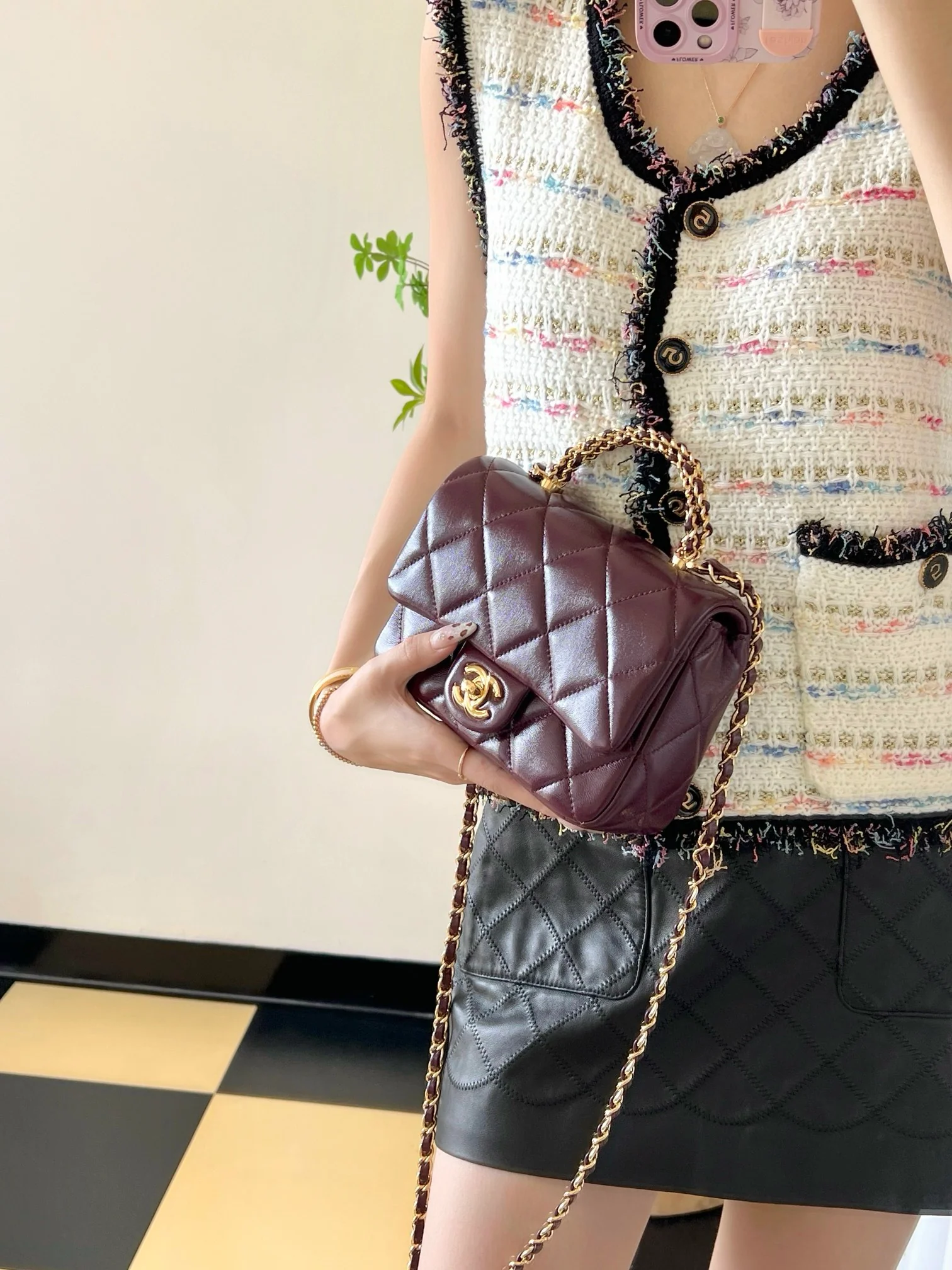 Маленькая бордовая сумочка Chanel с клапаном и привинчивающейся ручкой.