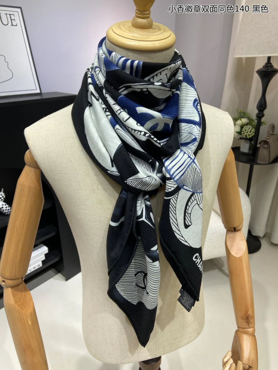 Платок Chanel 2024 с двусторонним значком в комплекте - 140-140