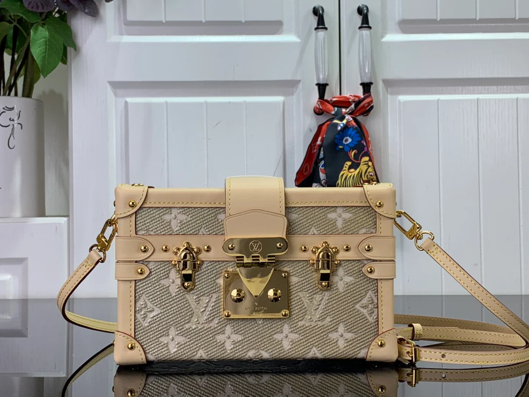 m22882-LV-petite-malle handbag