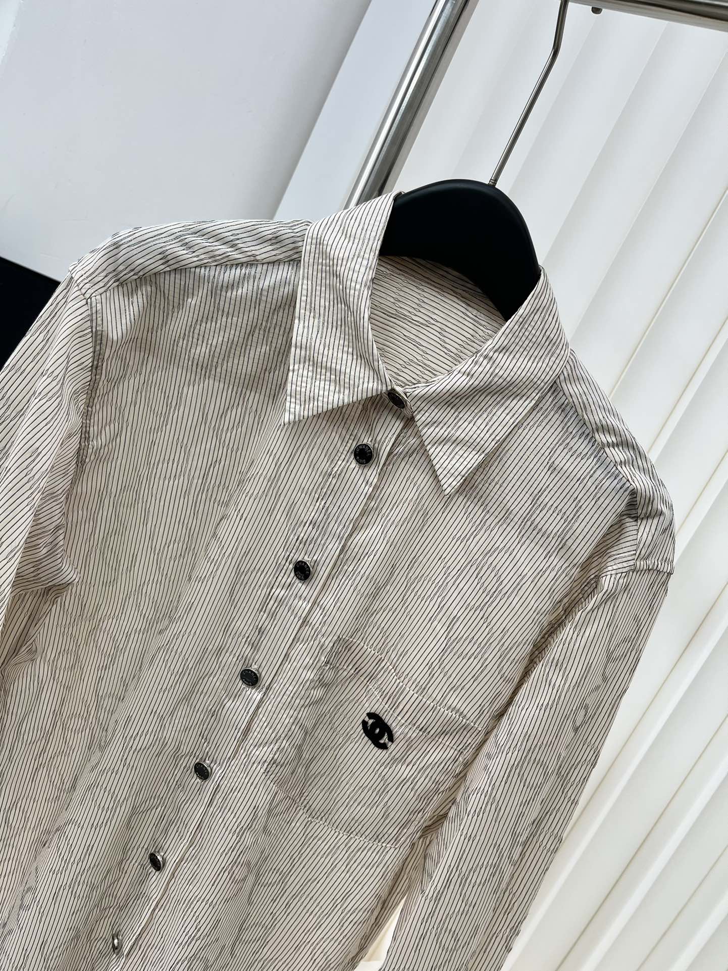 Chanel 2403 - Рубашка с двойным С-образным воротником и тонким узором - Коричневая