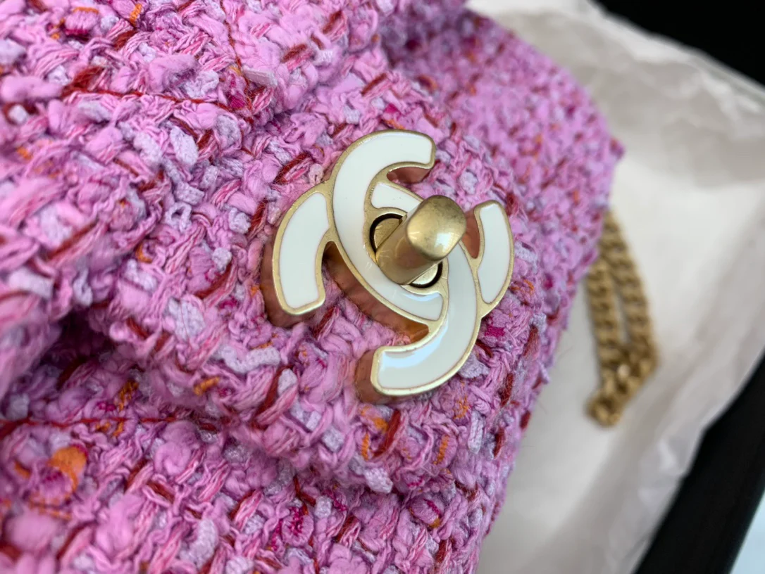 Новинка 2022 года от Chanel - квадратная сумка-клатч с эмалированной пуговицей, 18 см.