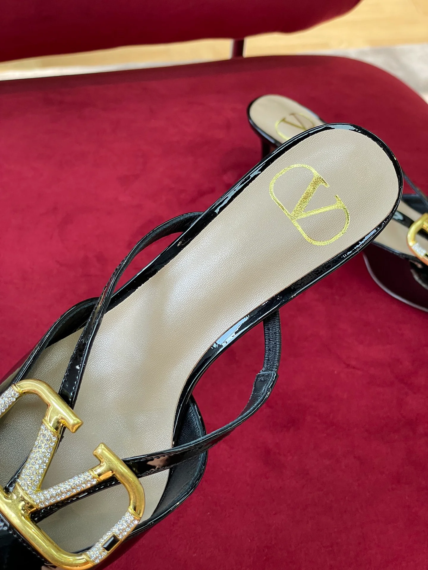 Новинка сезона осень/зима 2022 от Valentino — туфли-лодочки на низком каблуке с V-образным вырезом, украшенные стразами.