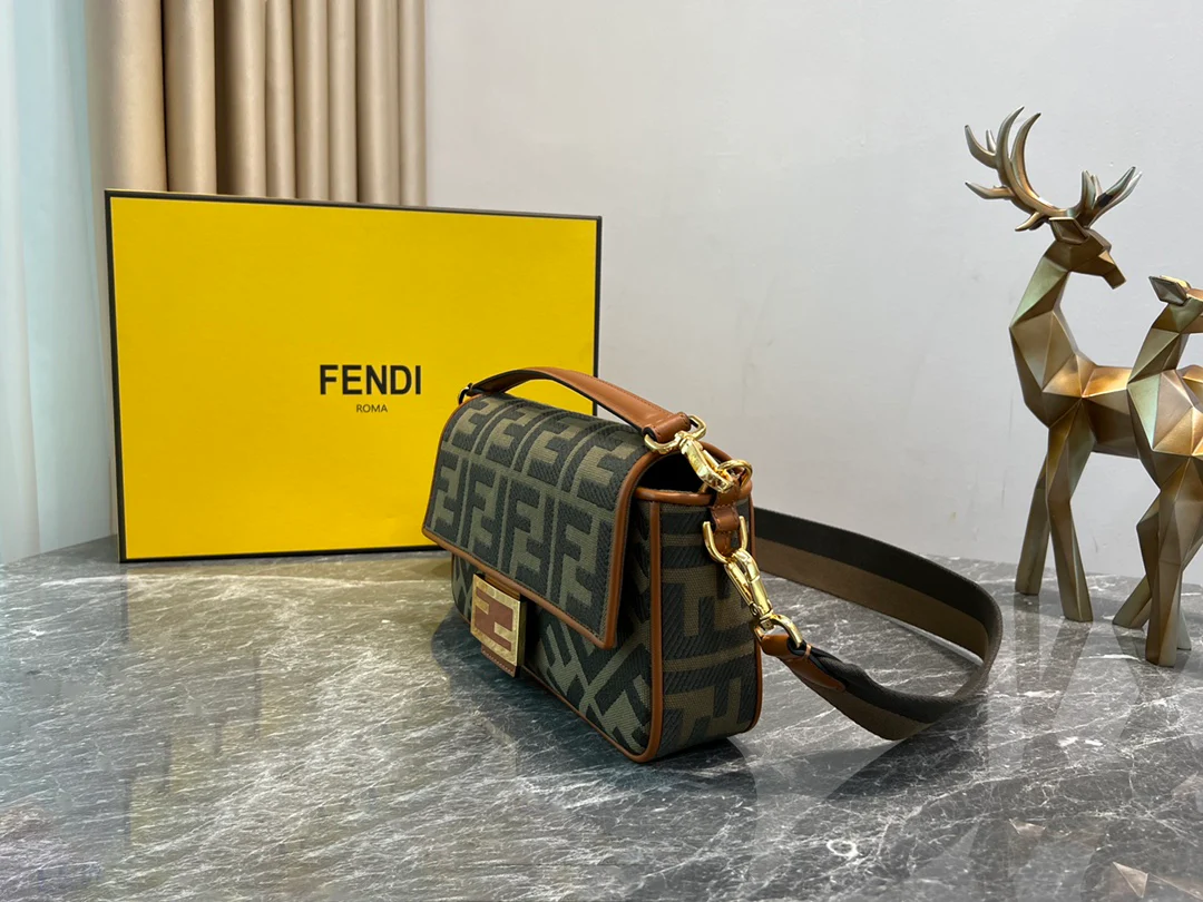 Сумка Fendi Baquette - вышивка из выстиранного денима.