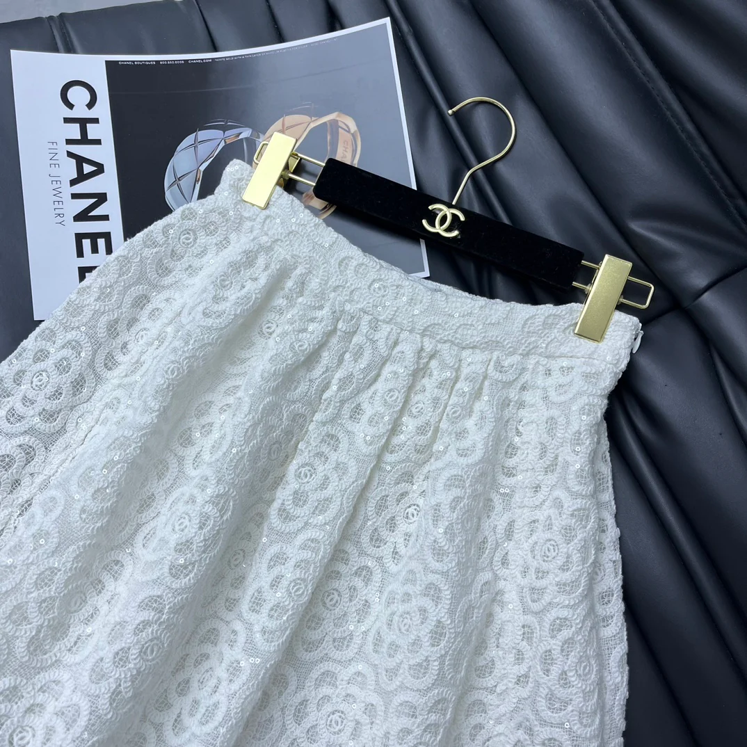 Chanel - Новинка 2403-24: Короткий костюм, расшитый пайетками - Белый