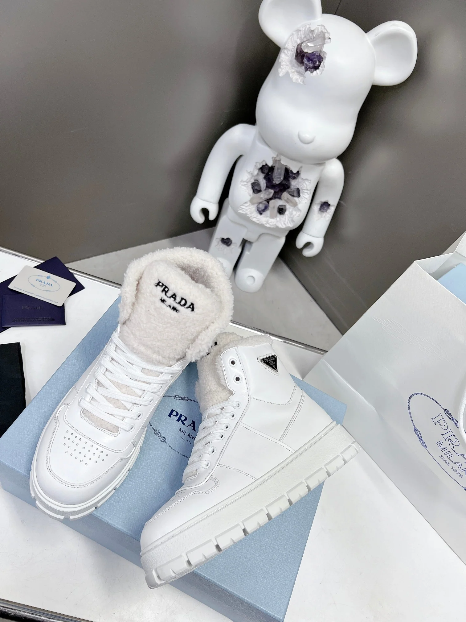 Chanel - Новинки ранней весны 2022 года - Высокие повседневные кроссовки - Белые