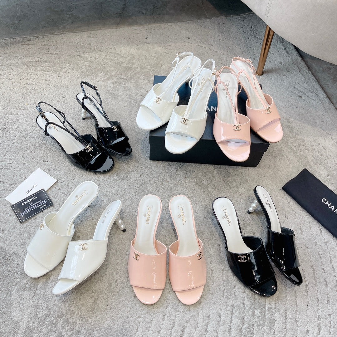 Новинка сезона весна/лето 2023 от Chanel - Босоножки на среднем каблуке с жемчужным верхом - Белые