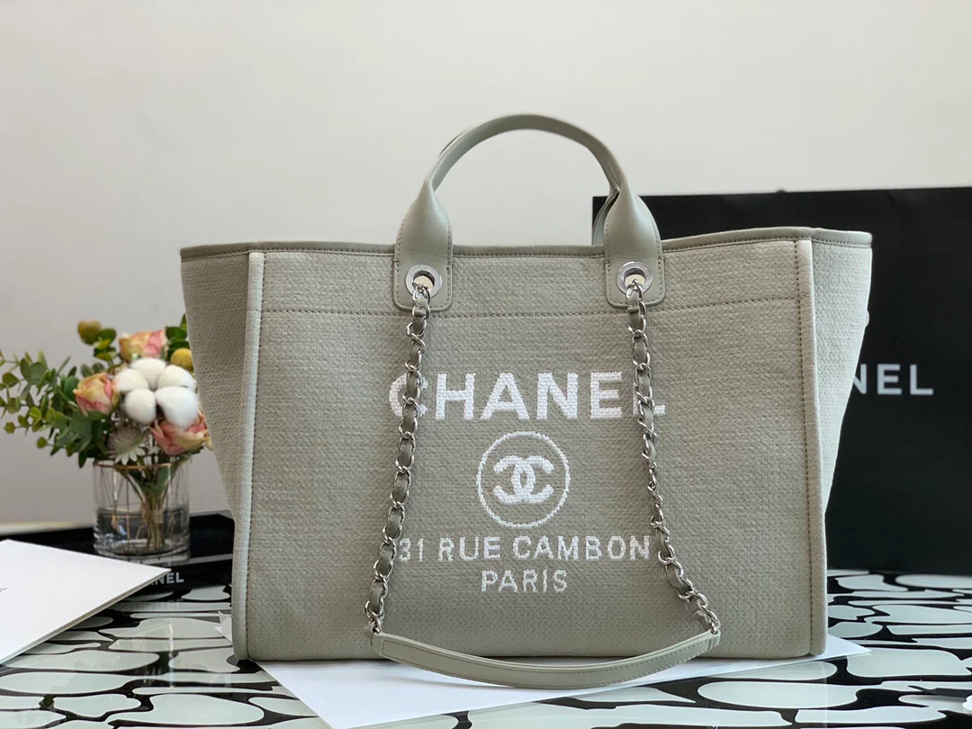 Пляжная сумка Chanel из коллекции осень/зима 2022 — бежевая — большая.