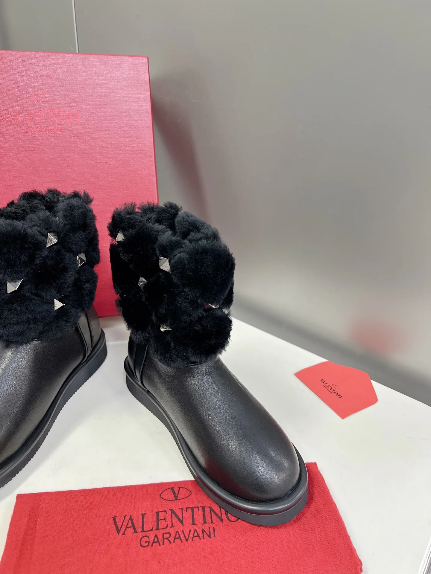 Коллекция Valentino ?Ранняя весна 2022? — Ботильоны с меховой отделкой и оборками — Черные
