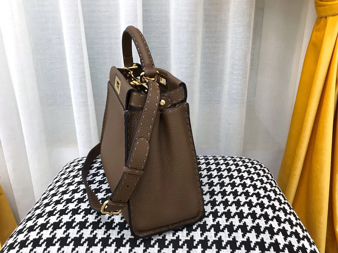 Сумка Fendi Peekaboo среднего размера из коричневой кожи.
