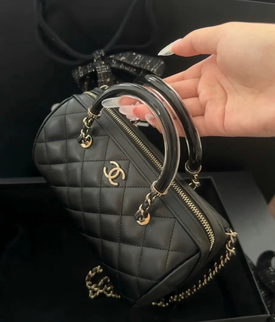 Сумка Chanel 25c Boston Bowling Bag — черно-золотая.