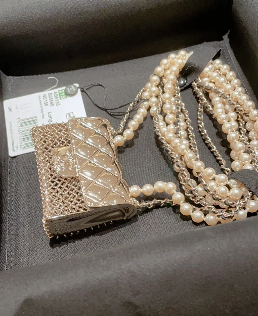 Металлическая сумка Chanel с жемчужной цепочкой