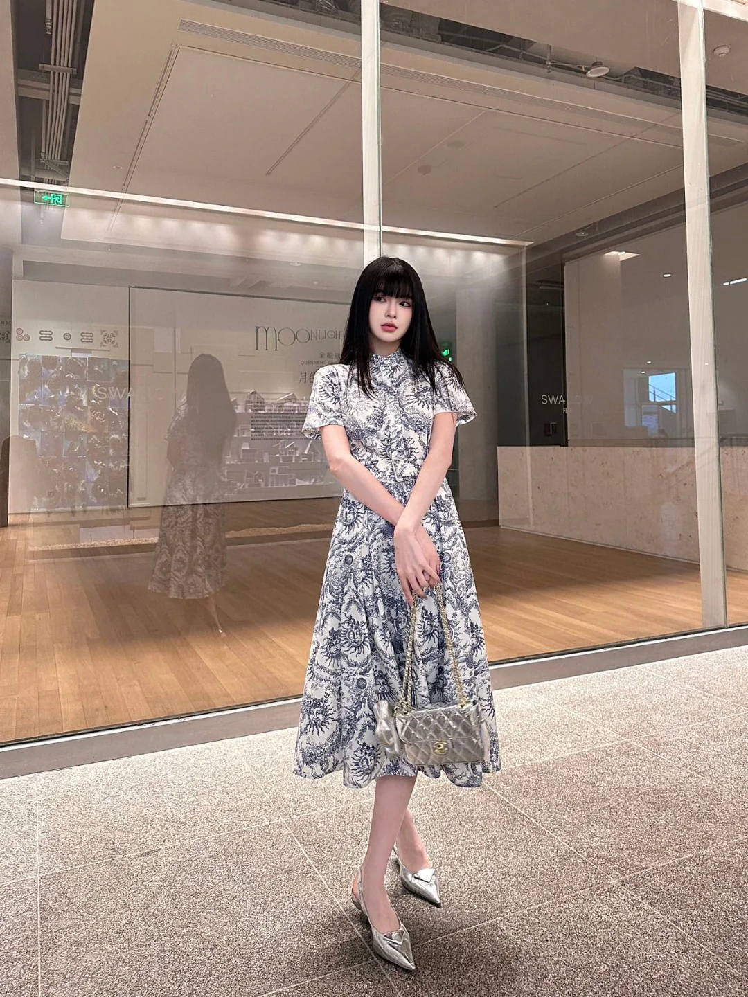 Платье Dior 2403 с короткими рукавами и узором ?Бог Солнца? — белое.