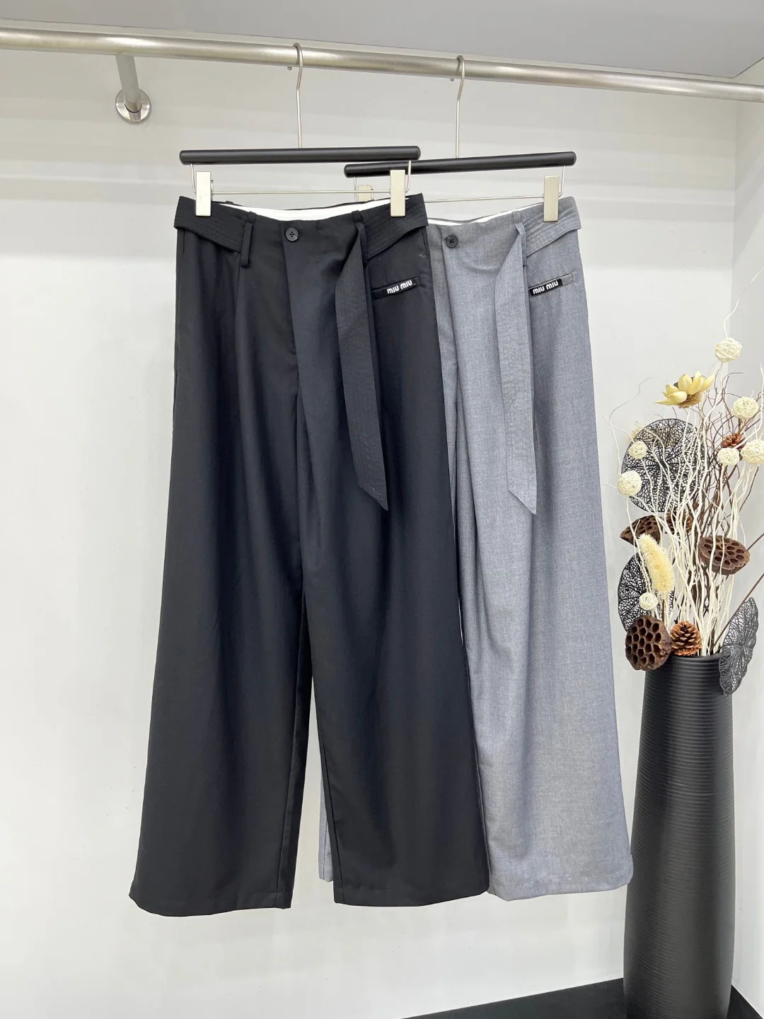 Miu Miu - 2404 - Новые повседневные брюки с поясом - Черные