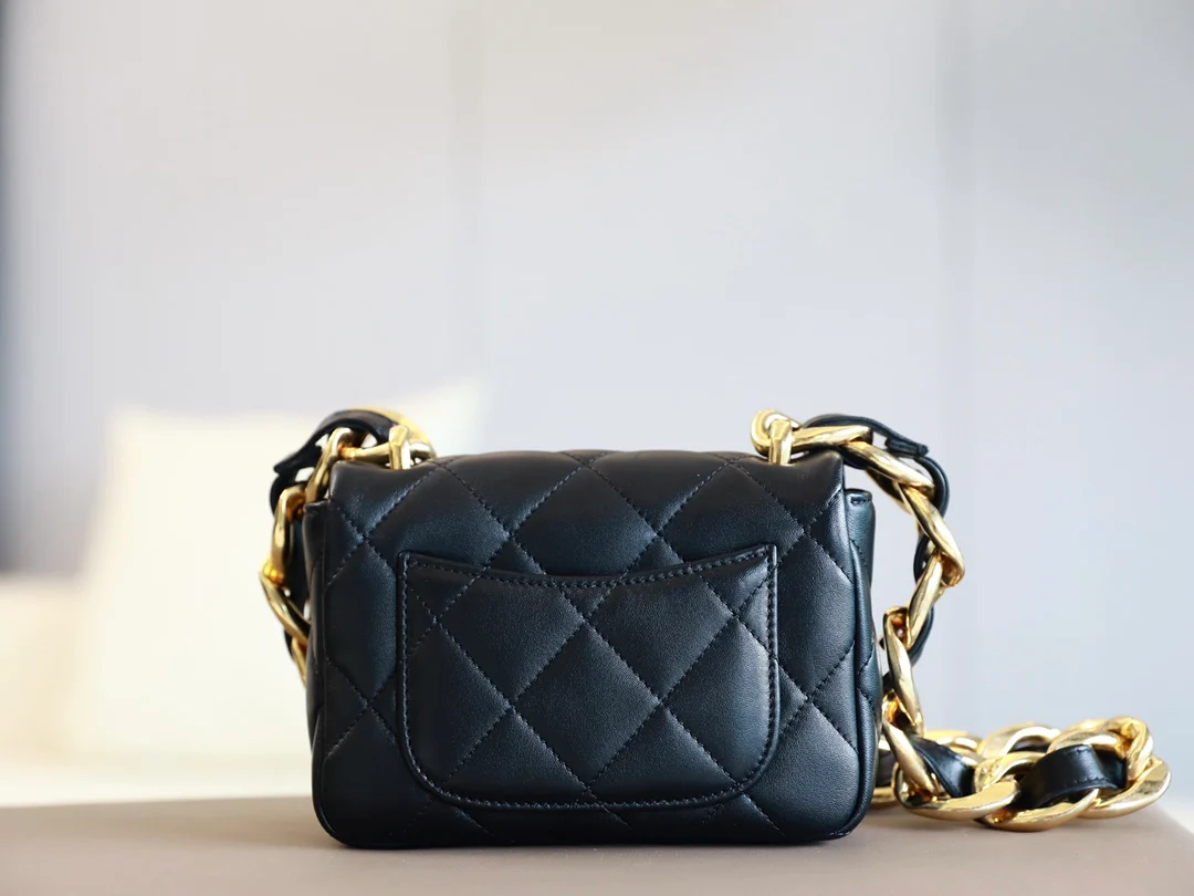 Винтажная сумка-мессенджер Chanel под мышкой - 1