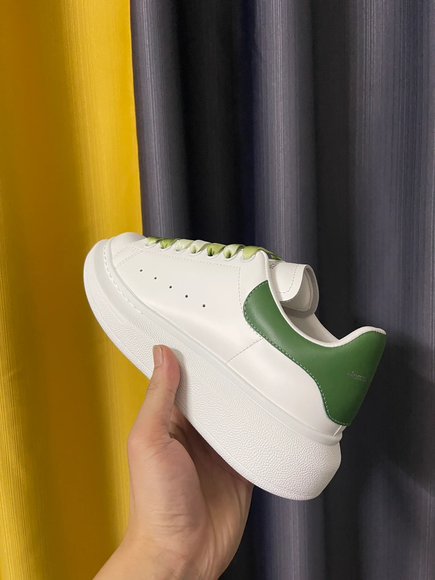 Классические белые кроссовки McQueen - унисекс - зеленый каблук