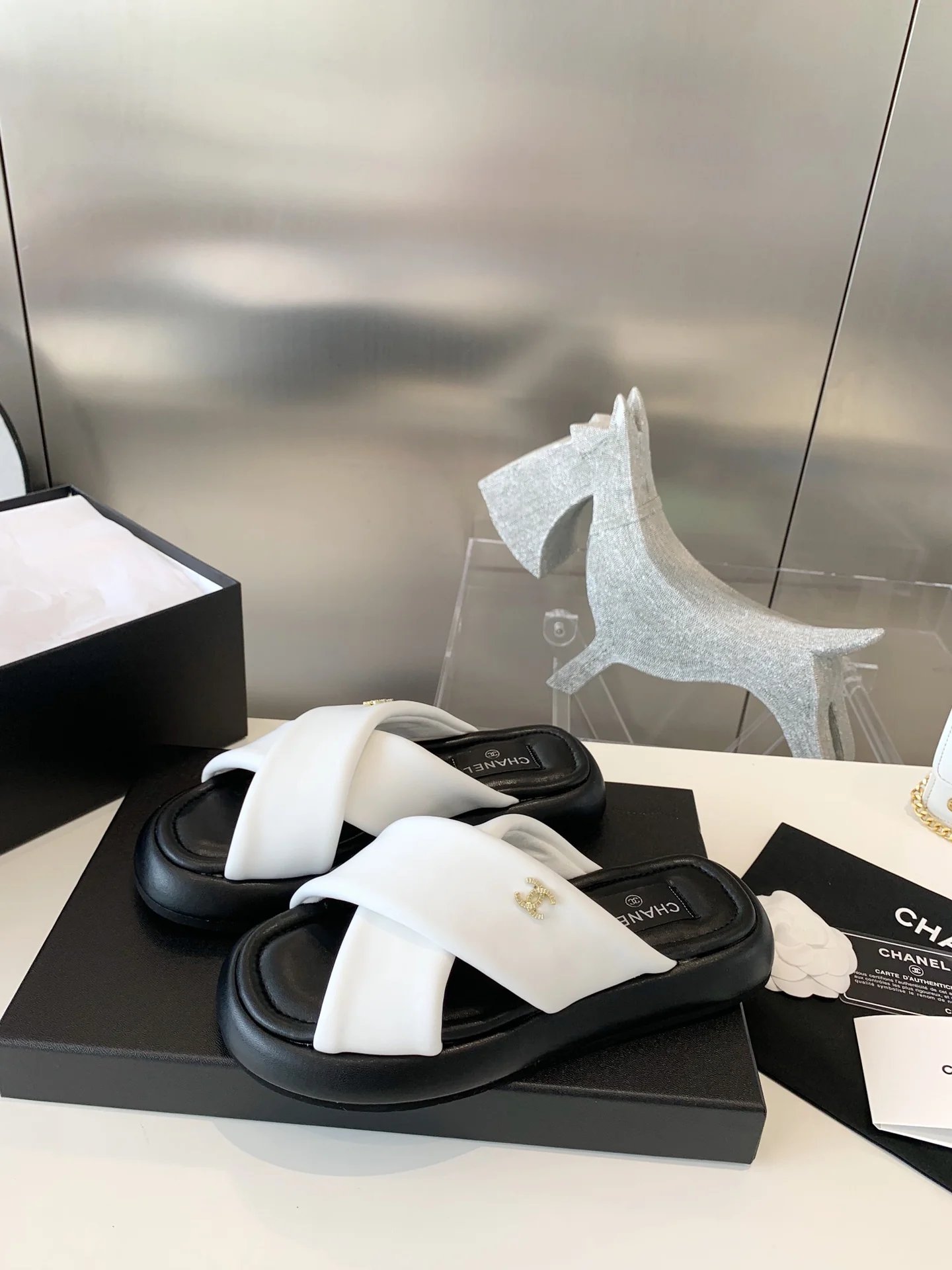 Летние тапочки Chanel 22 на платформе с перекрестным ремешком — размеры 35-41