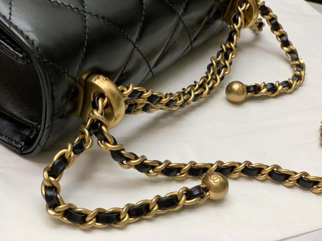Сумка Chanel Double Gold Ball Flap Bag - 19 см - из черной овечьей кожи с золотой фурнитурой.