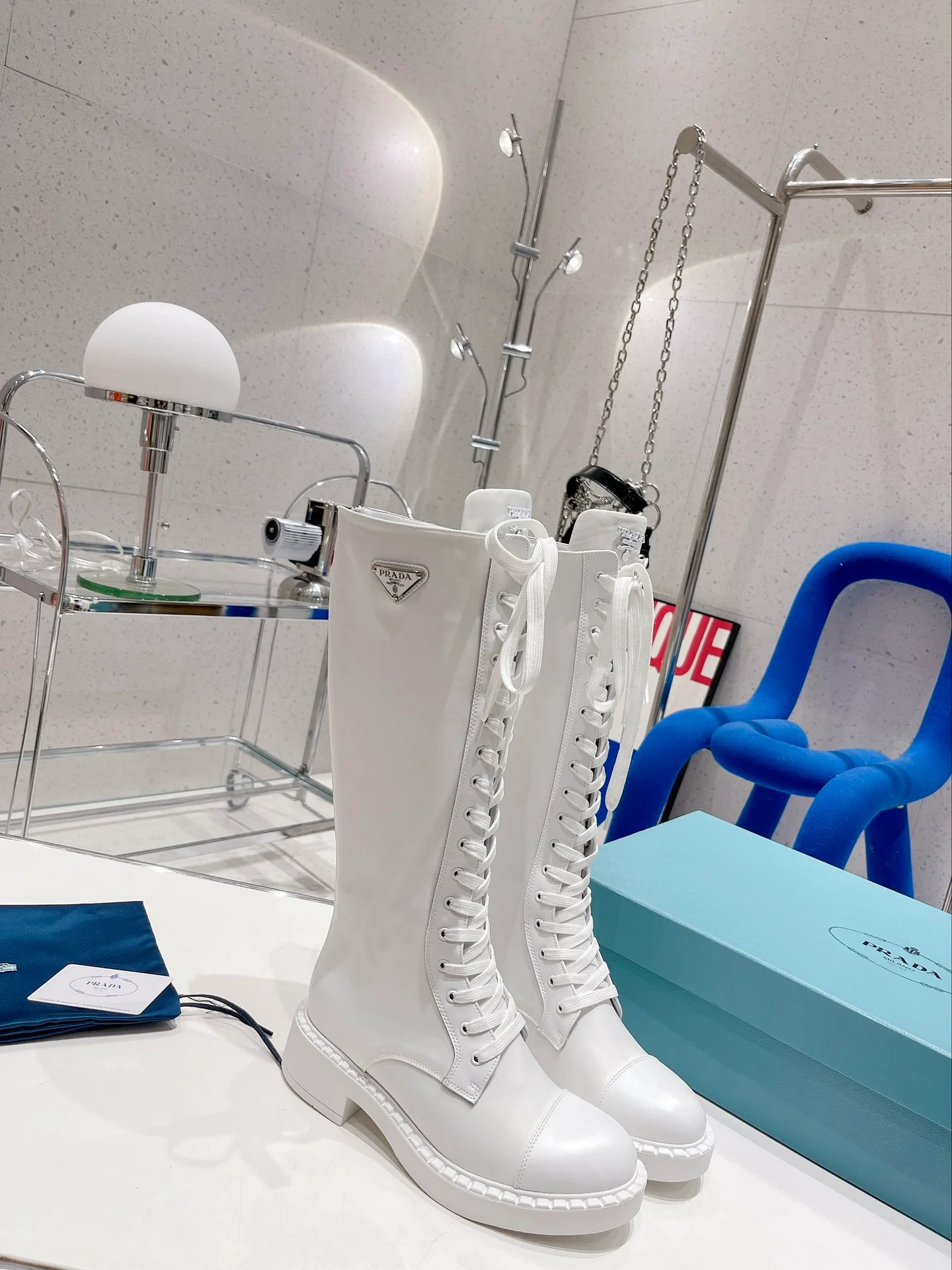 Коллекция Prada 2022 года с подиума - высокие сапоги