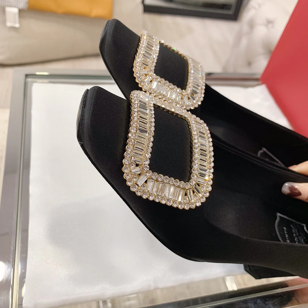 Туфли на каблуке RV-4-5 см, шелковые, со стразами, пряжка, черные.