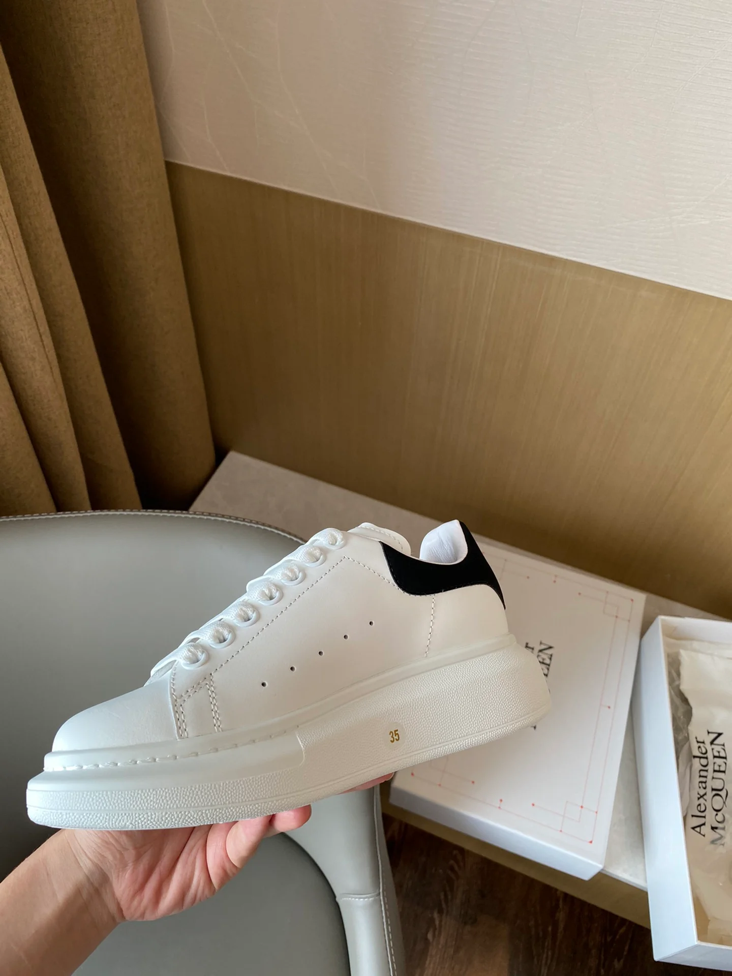 Классические белые кроссовки McQueen с замшевой подошвой и черным каблуком