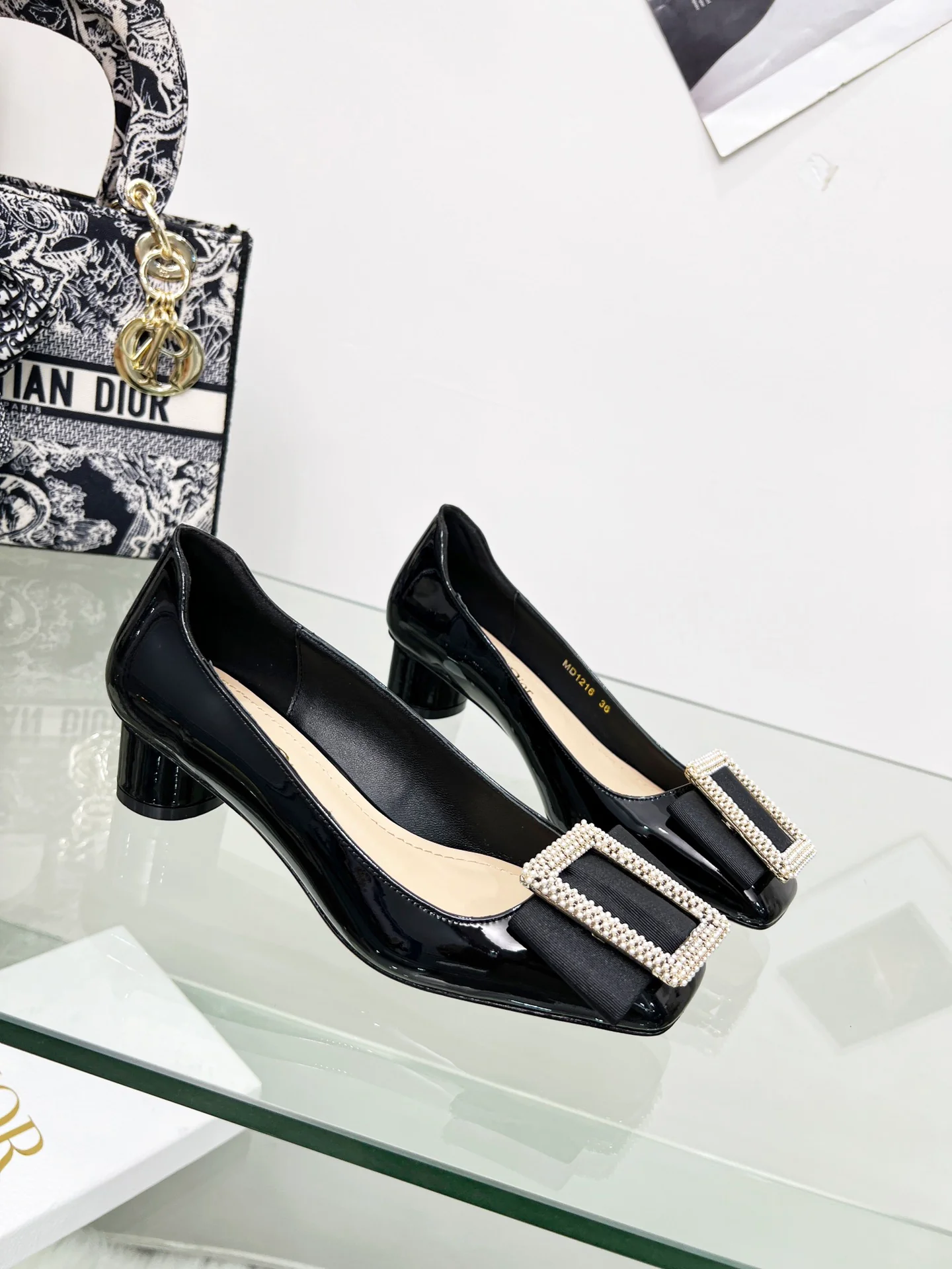 Dior - Винтажные балетки на низком каблуке с жемчужной пряжкой - Черные