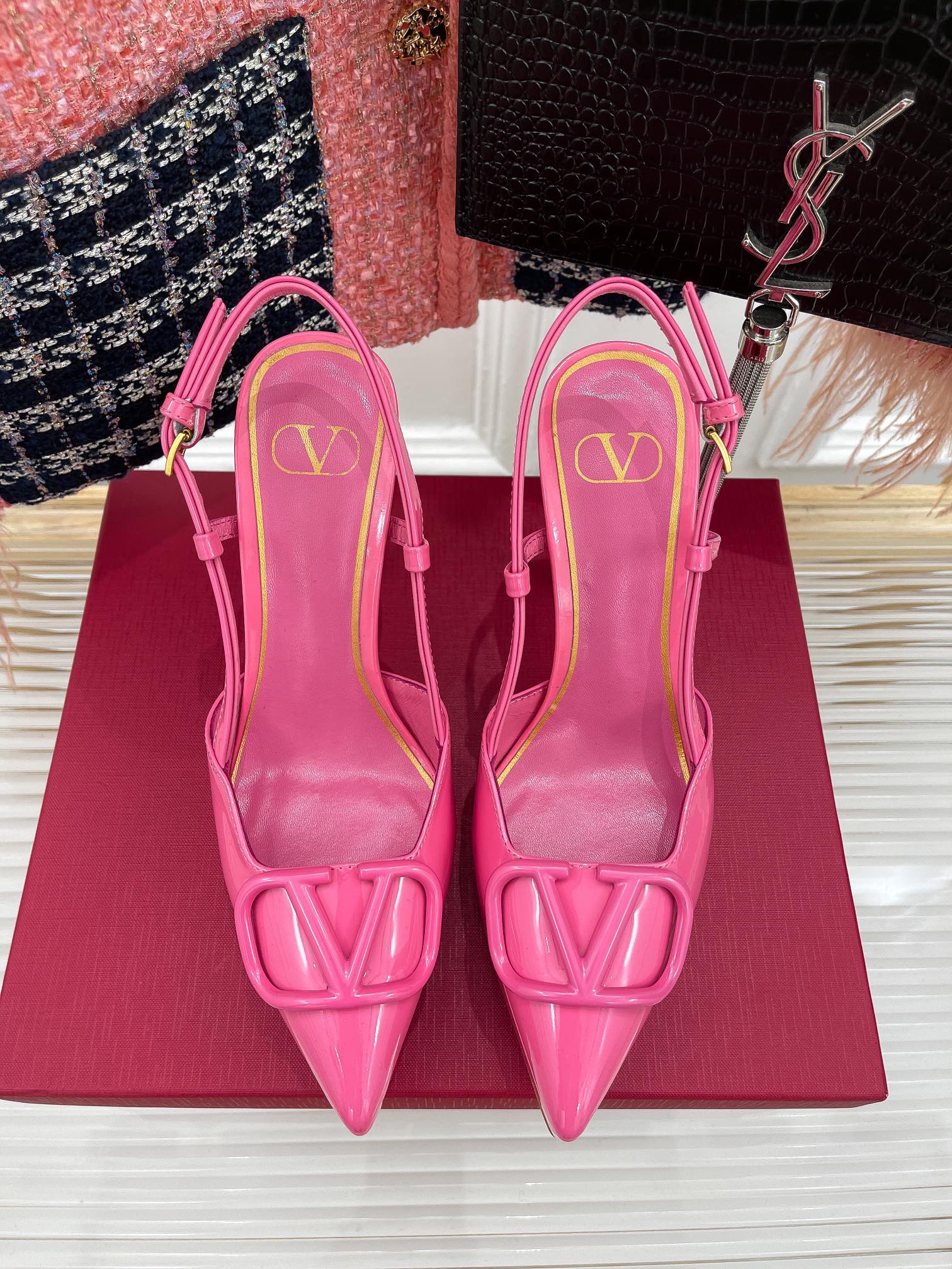 Новинка сезона весна/лето 2023 от Valentino - Босоножки на высоком каблуке с V-образным вырезом - 11 см - Розовые