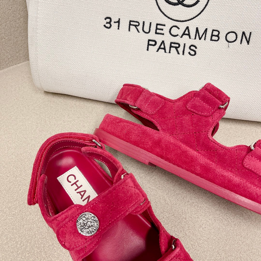 Chanel - Красные кожаные сандалии в клетку