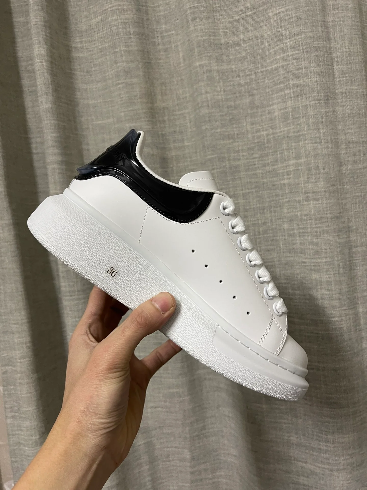 Классические белые кроссовки McQueen - унисекс - черные с мягким каблуком - премиум-издание