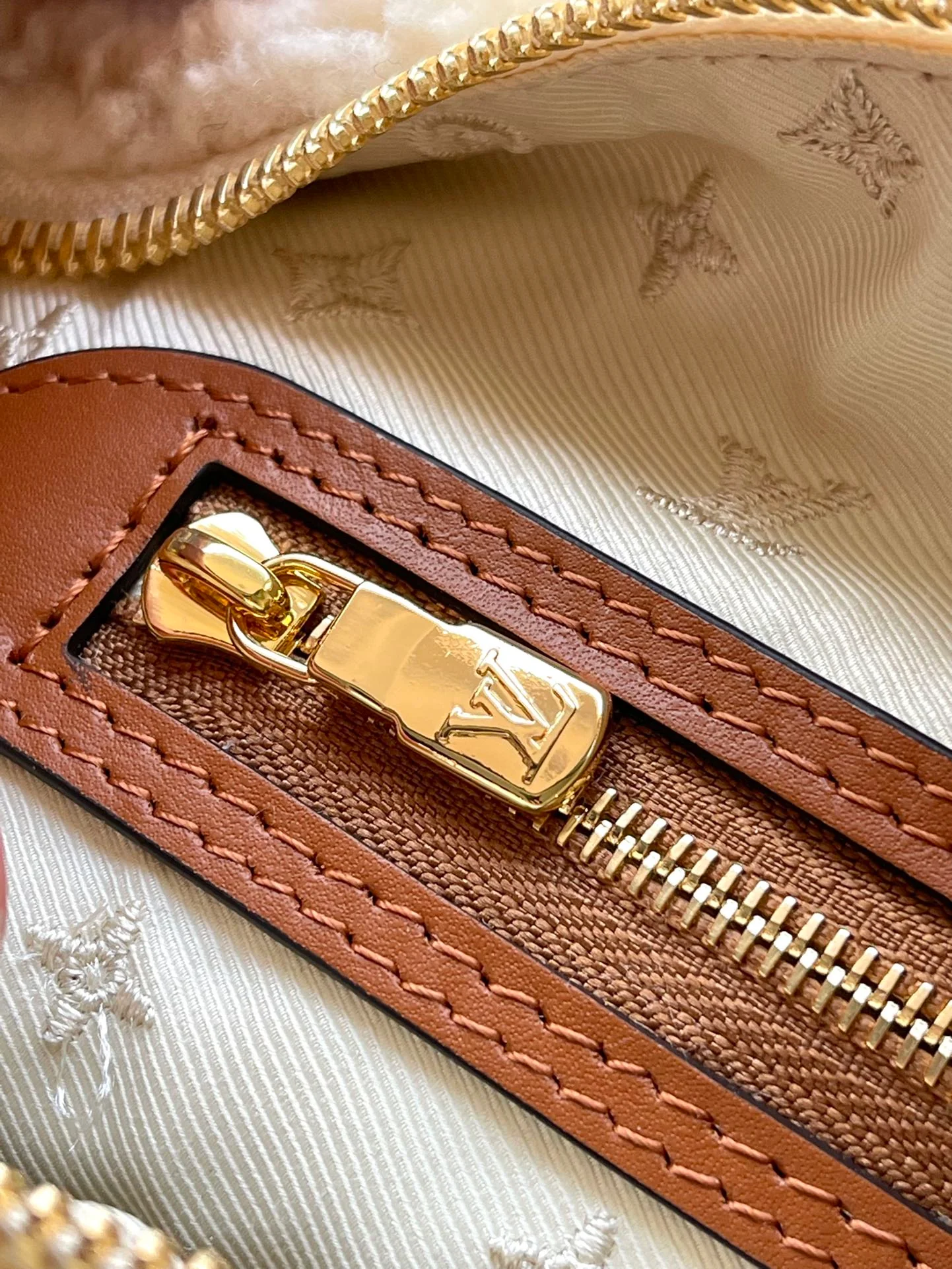 m23468-LV-Сумка через плечо из овечьей шерсти, белая