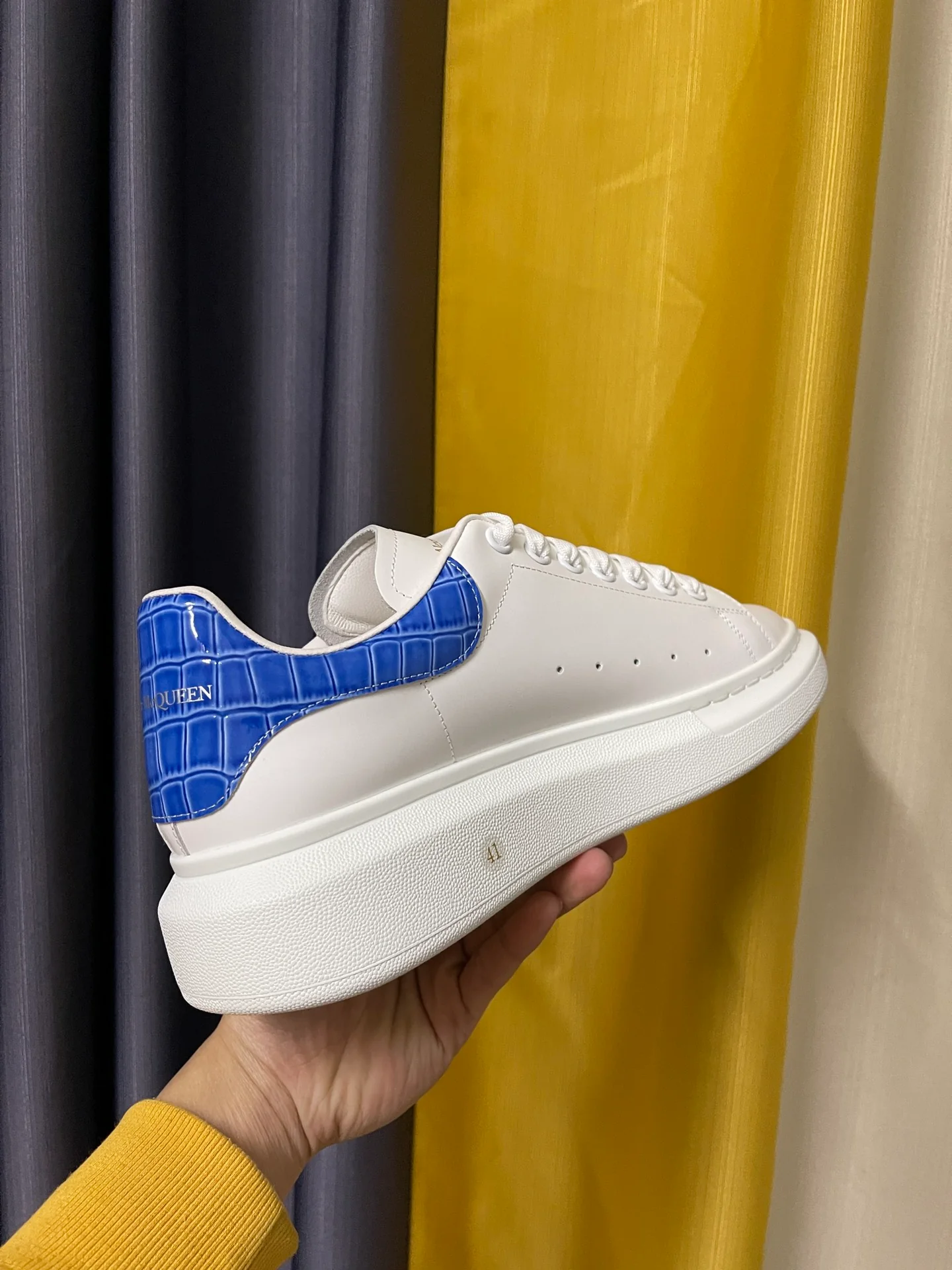 McQueen - Классические белые кроссовки - Узор ?Синий камень?