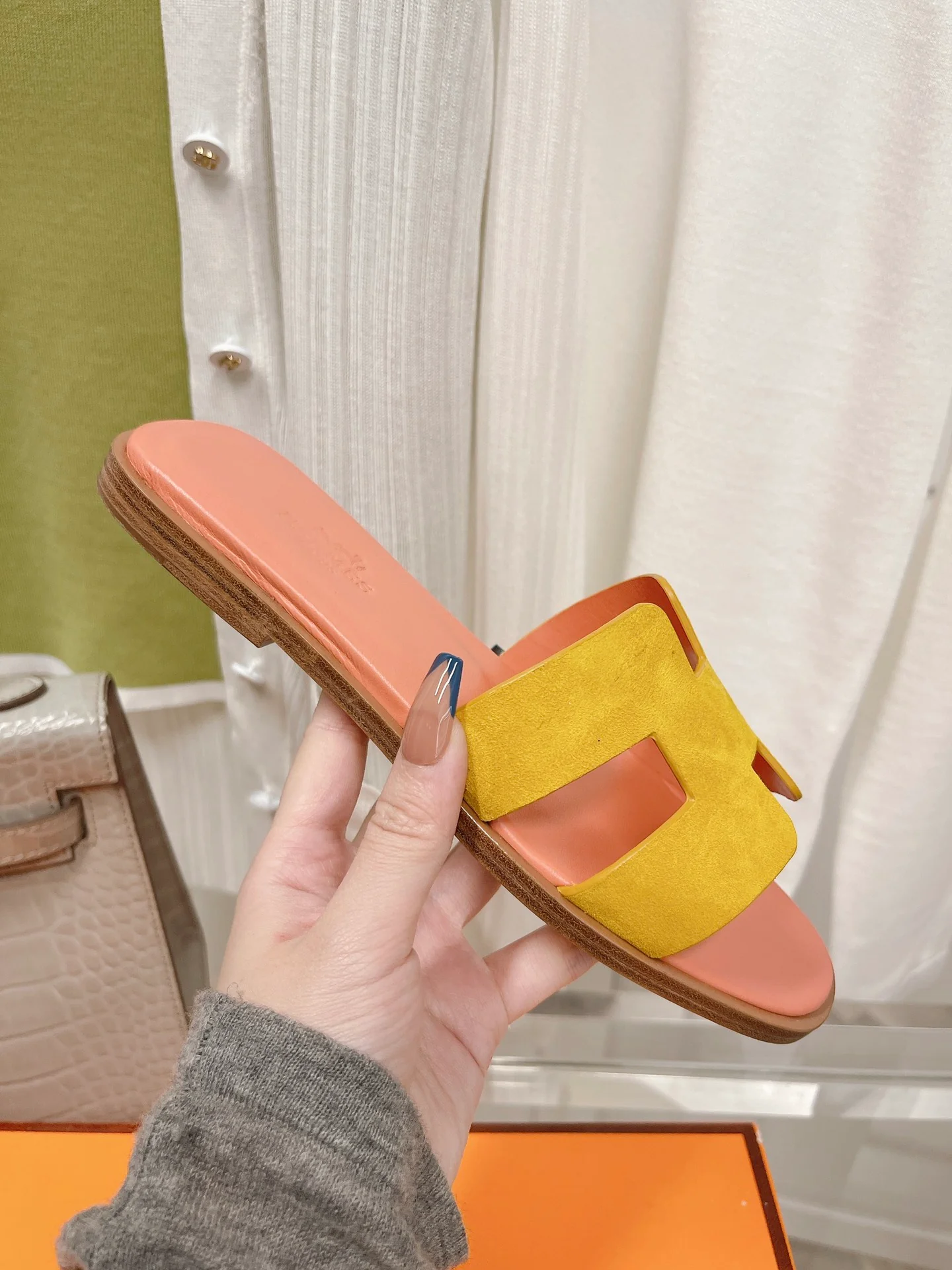 Новинка 2022 года от Hermes - Итальянские тапочки H из оленьих рогов - Розовые и желтые