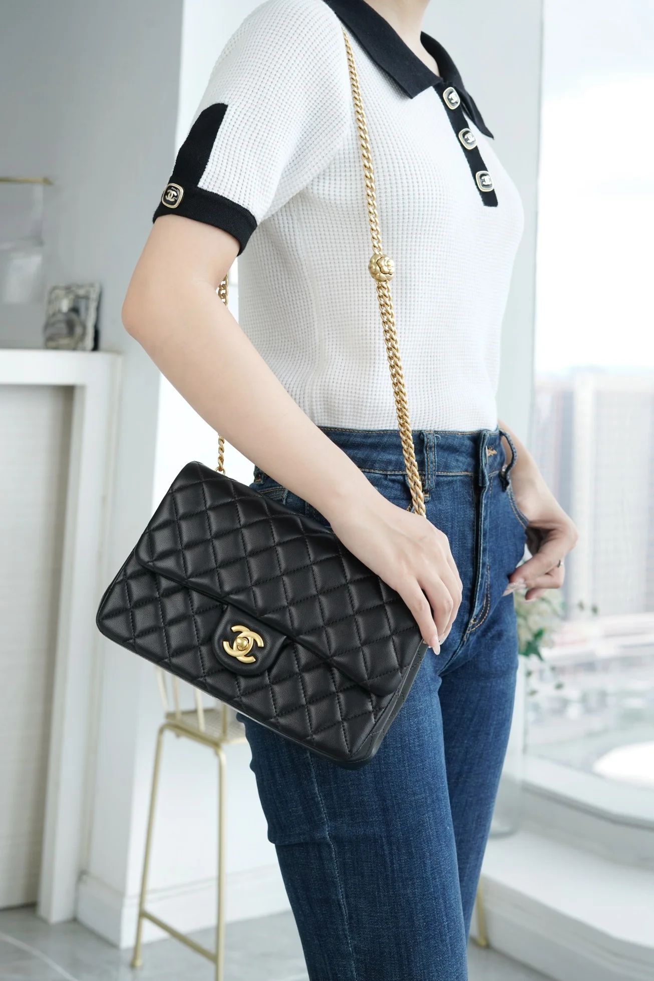 Коллекция Chanel Весна/Лето 2023 - Сумка с регулируемой пряжкой Camellia - CF Flap Bag - Черная - Маленькая