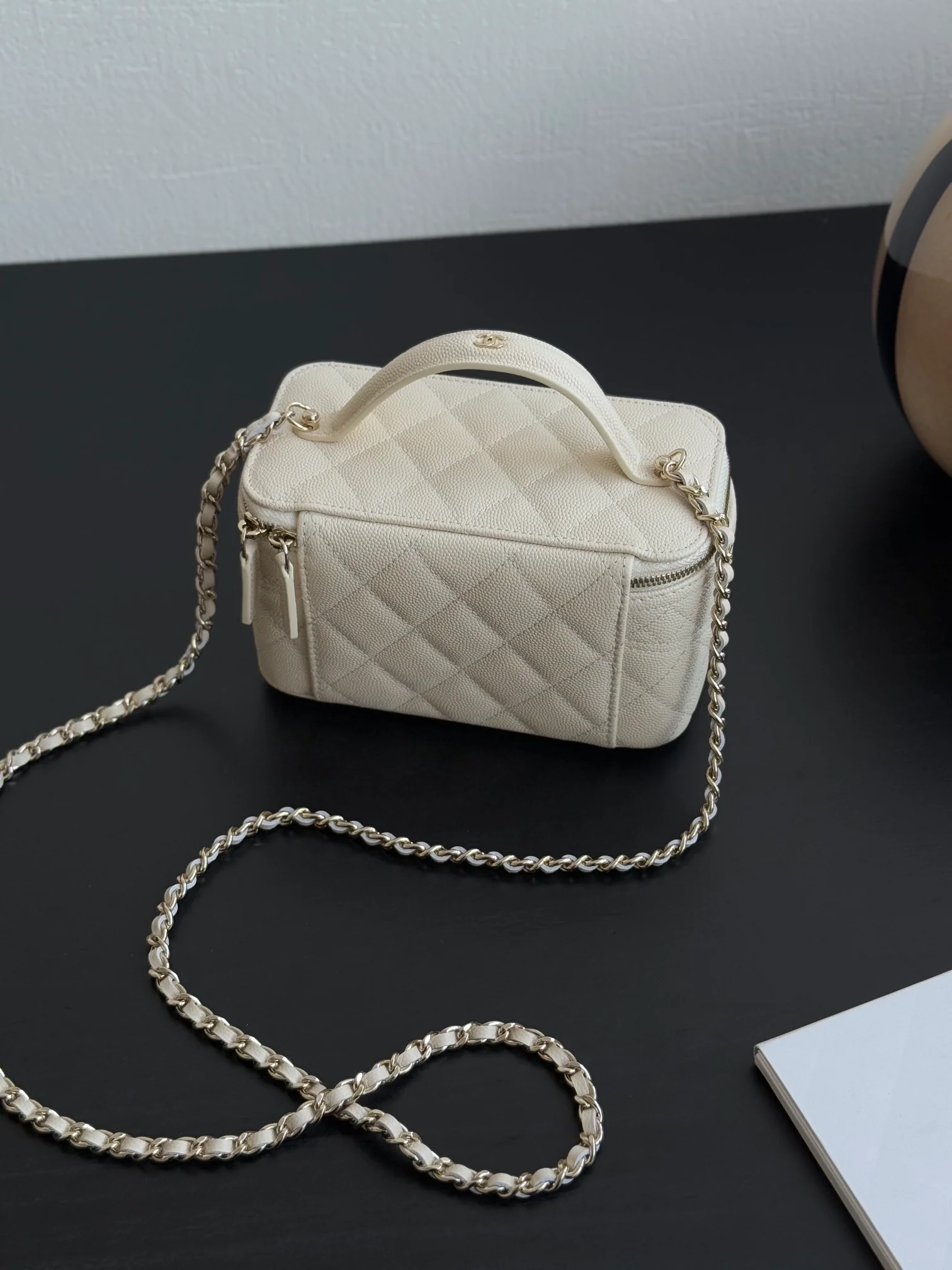 Сумка-ланчбокс Chanel 25c - серовато-белая