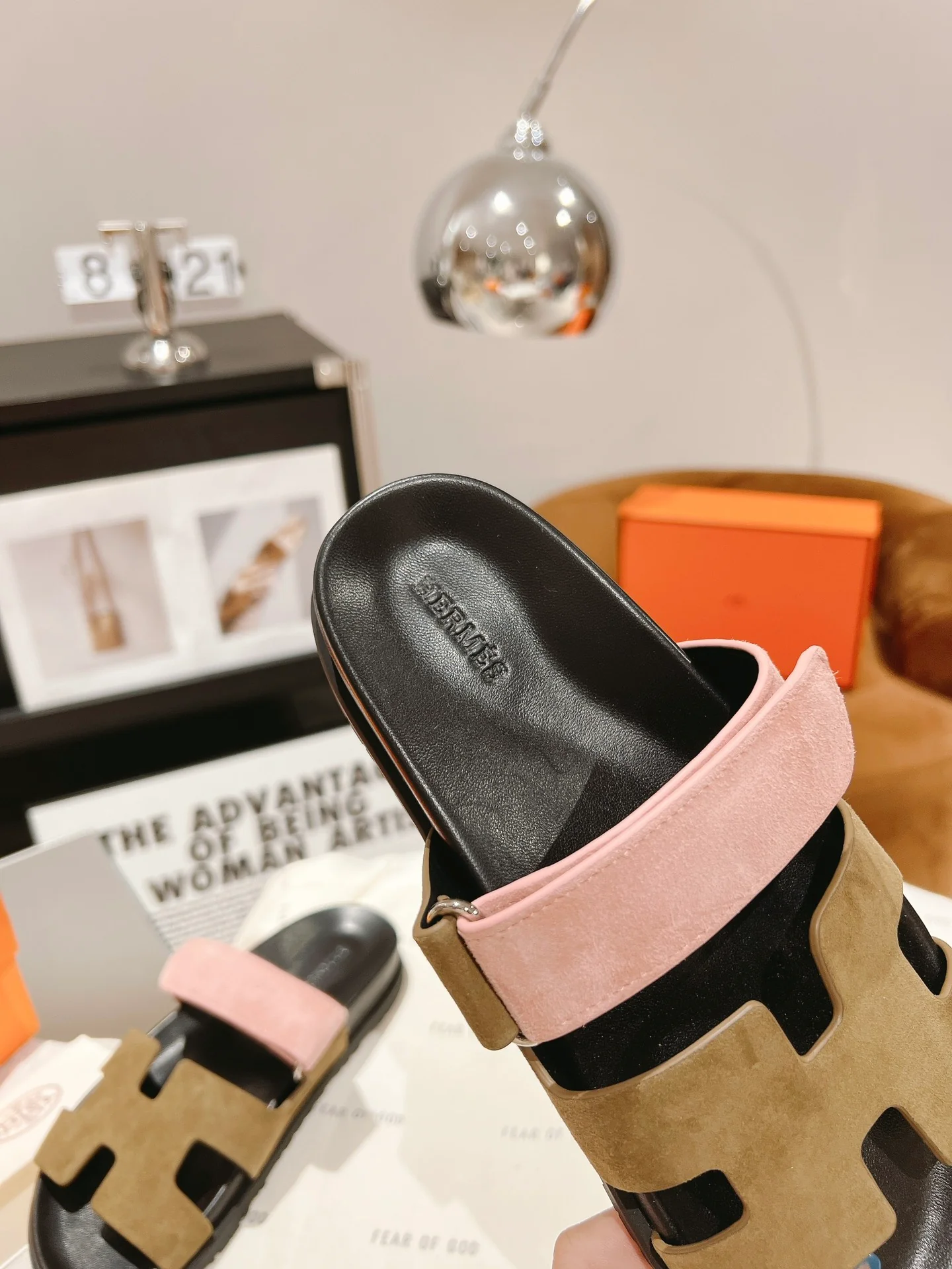 Кожаные и овечьи тапочки Hermes в стиле пэчворк — коричневато-розовые.