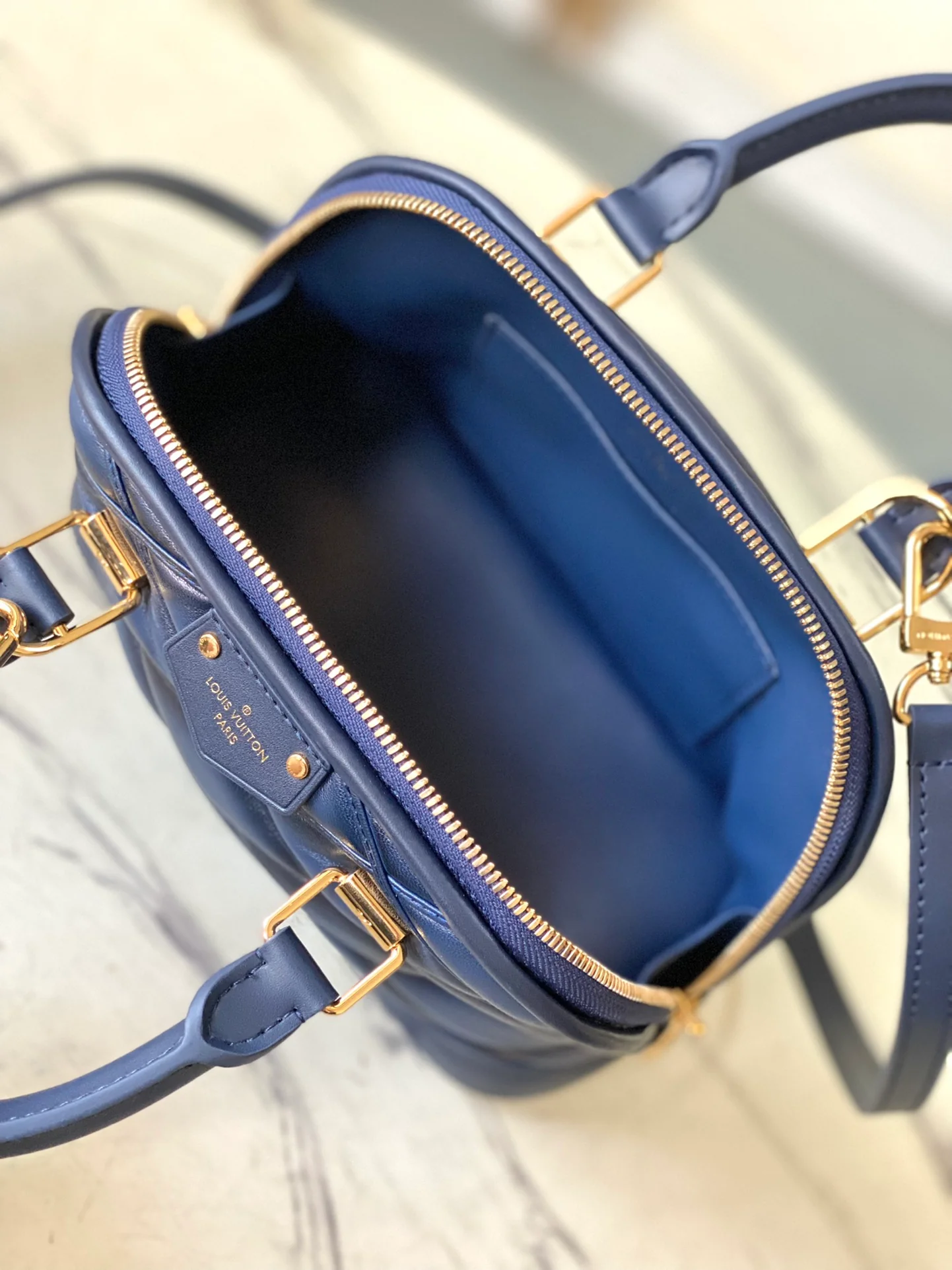 m23666-LV-nicolas-ghesquiere-shell bag-blue