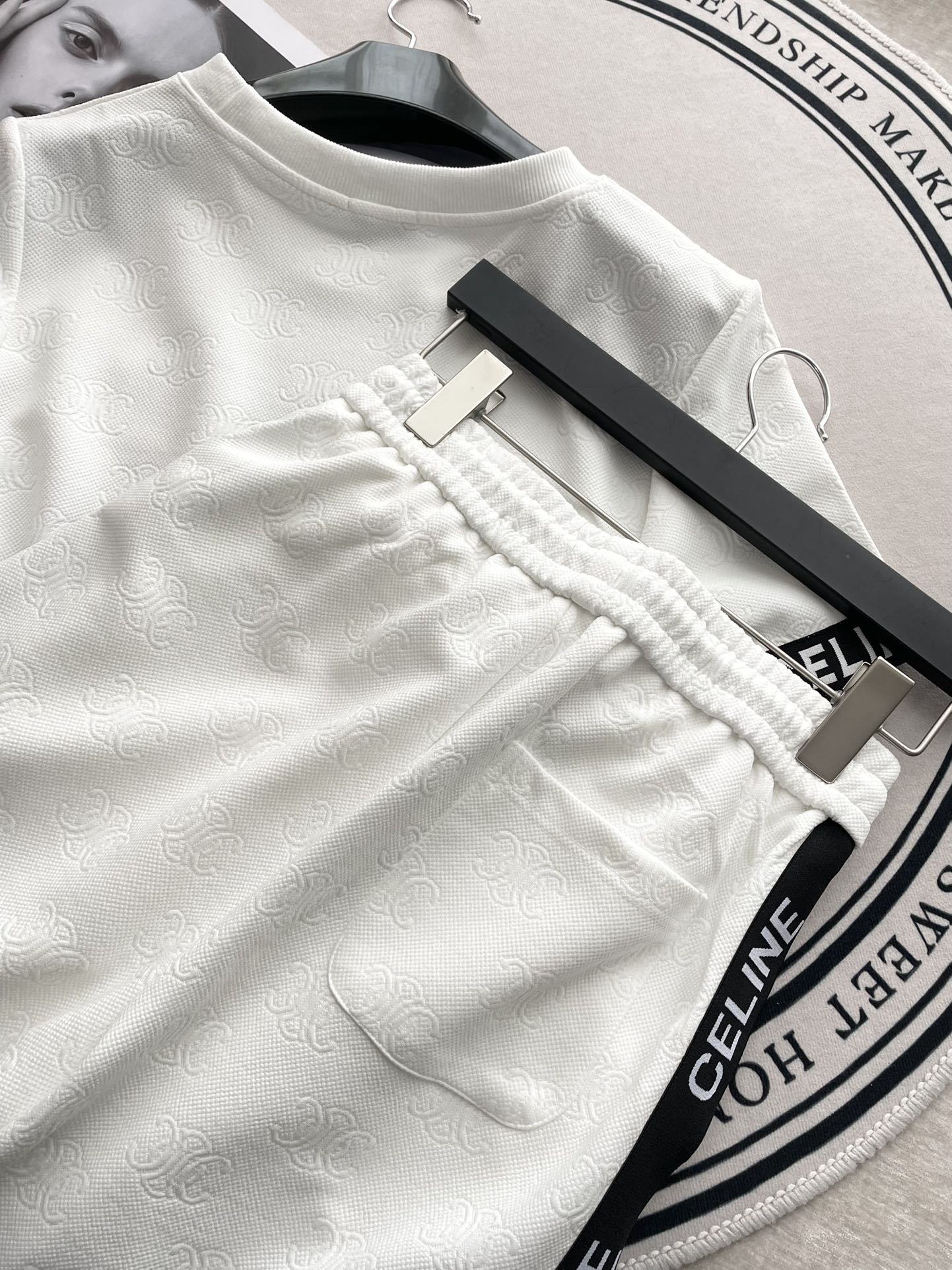 Celine-2403 Комплект из футболки с коротким рукавом и брюк с тисненым узором ?Триумфальная арка? — белый