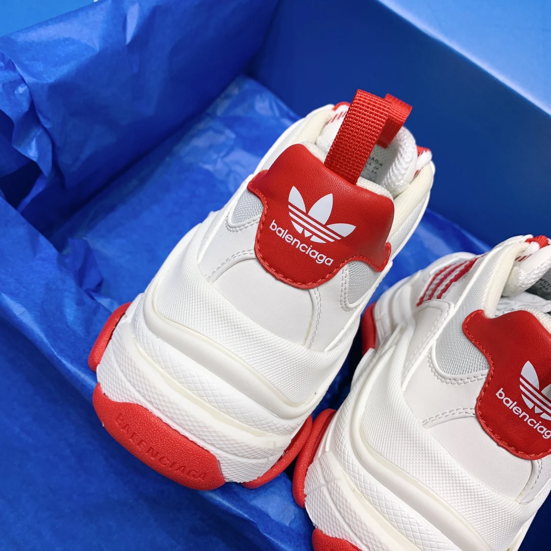 Кроссовки в парижском стиле — результат сотрудничества с брендом — массивные, женские размеры 35-40, мужские размеры 39-44.