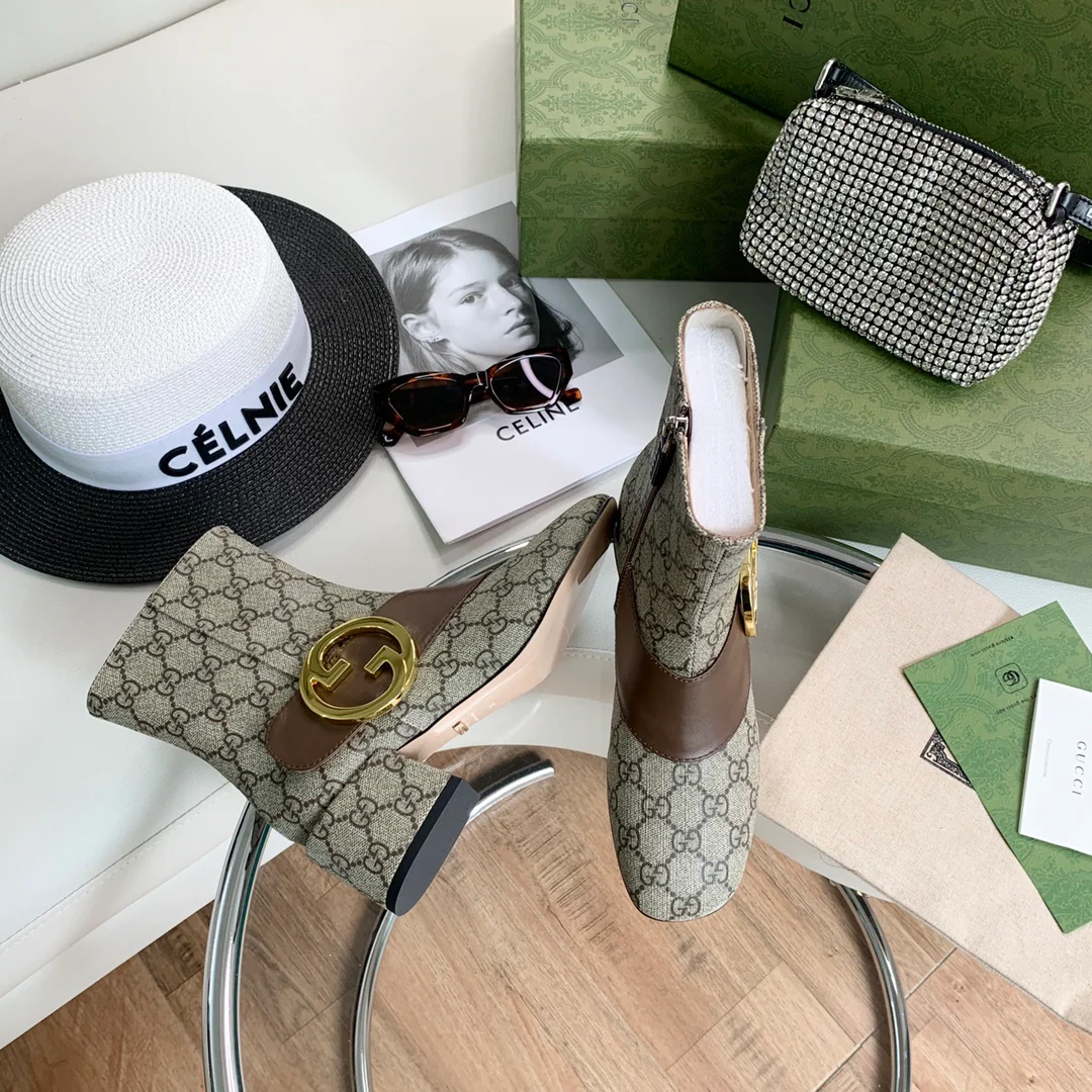 Новинка сезона осень/зима 2022 от Gucci - Классические ботильоны с золотой пряжкой - Монограммная канва.