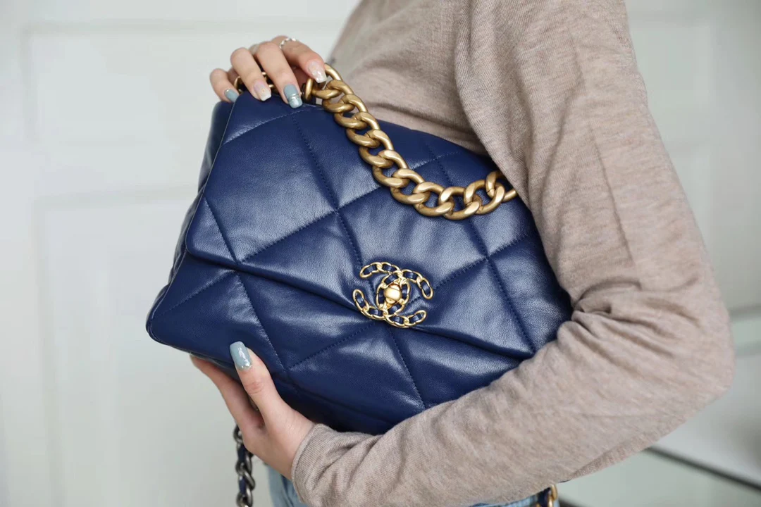 Сумка Chanel 19, средний размер, темно-синяя.